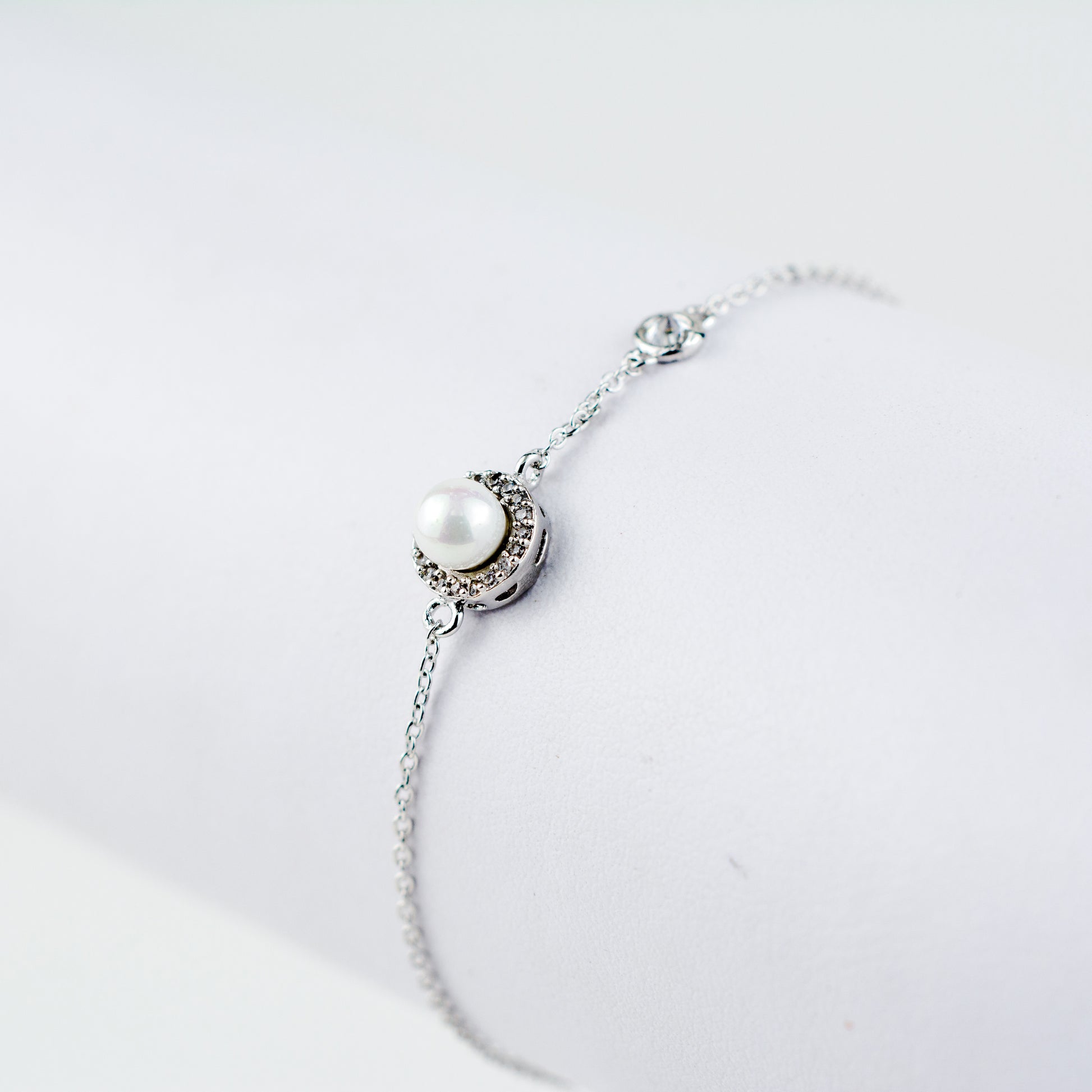 Pulsera de cadena con cristales y perla - Laila's Dress