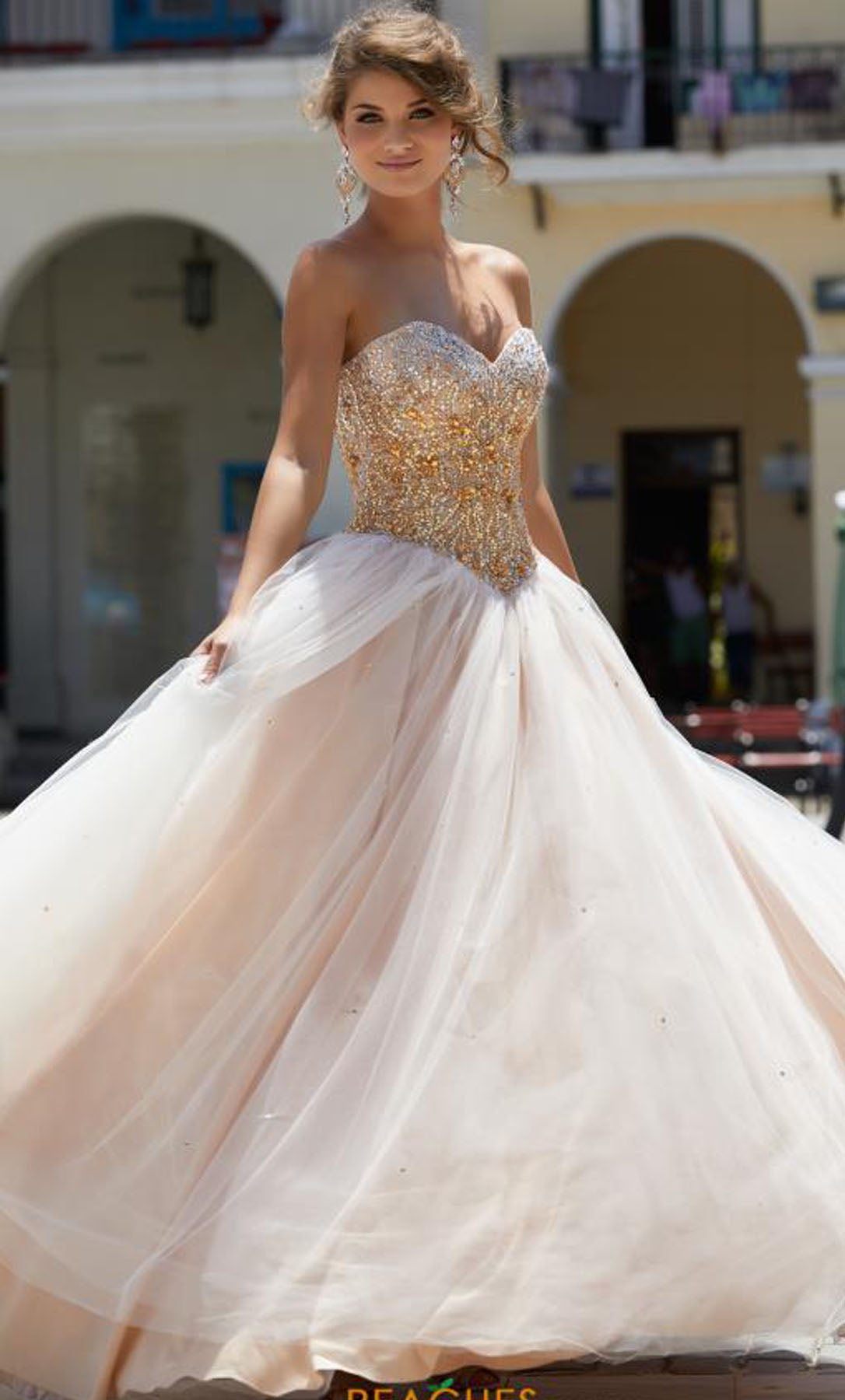 Vestido XV Años dorado escote corazón - Laila's Dress