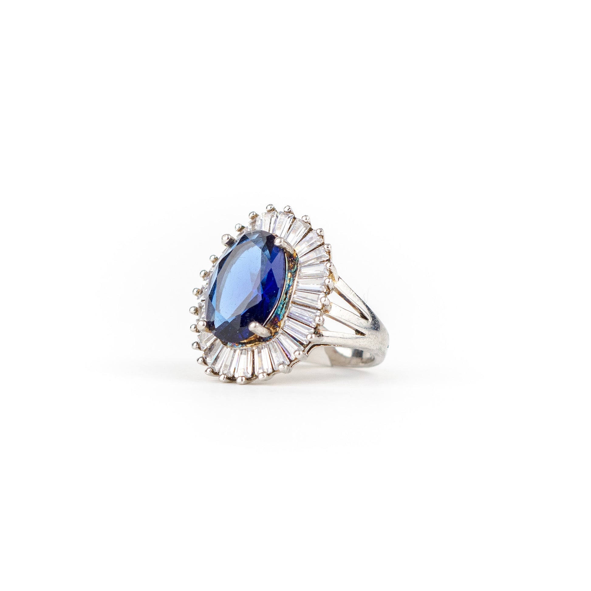Anillo redondo con piedra azul zafiro - Laila's Dress