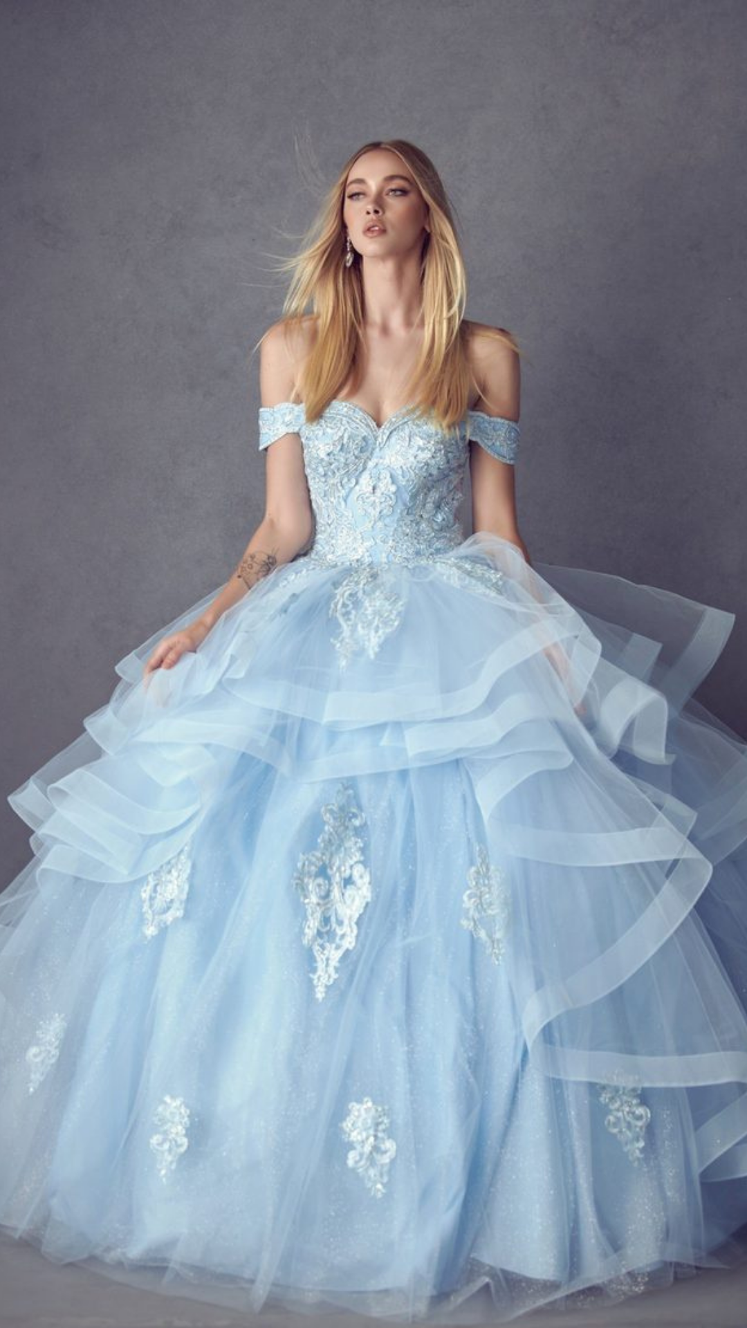 Vestido manga caída con falda de escarolas de XV años
