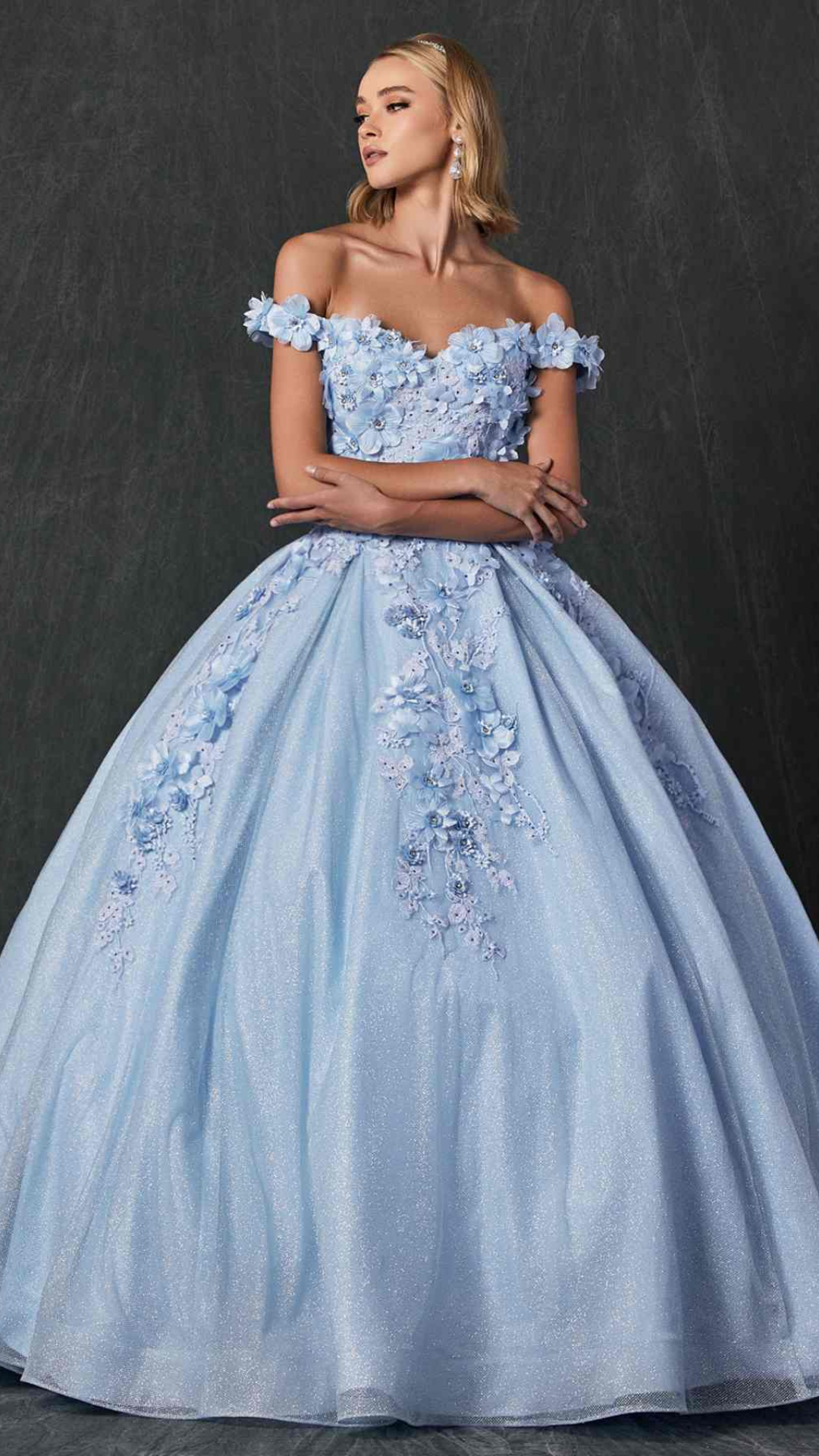 Vestido de quince años con aplicaciones de encaje claras