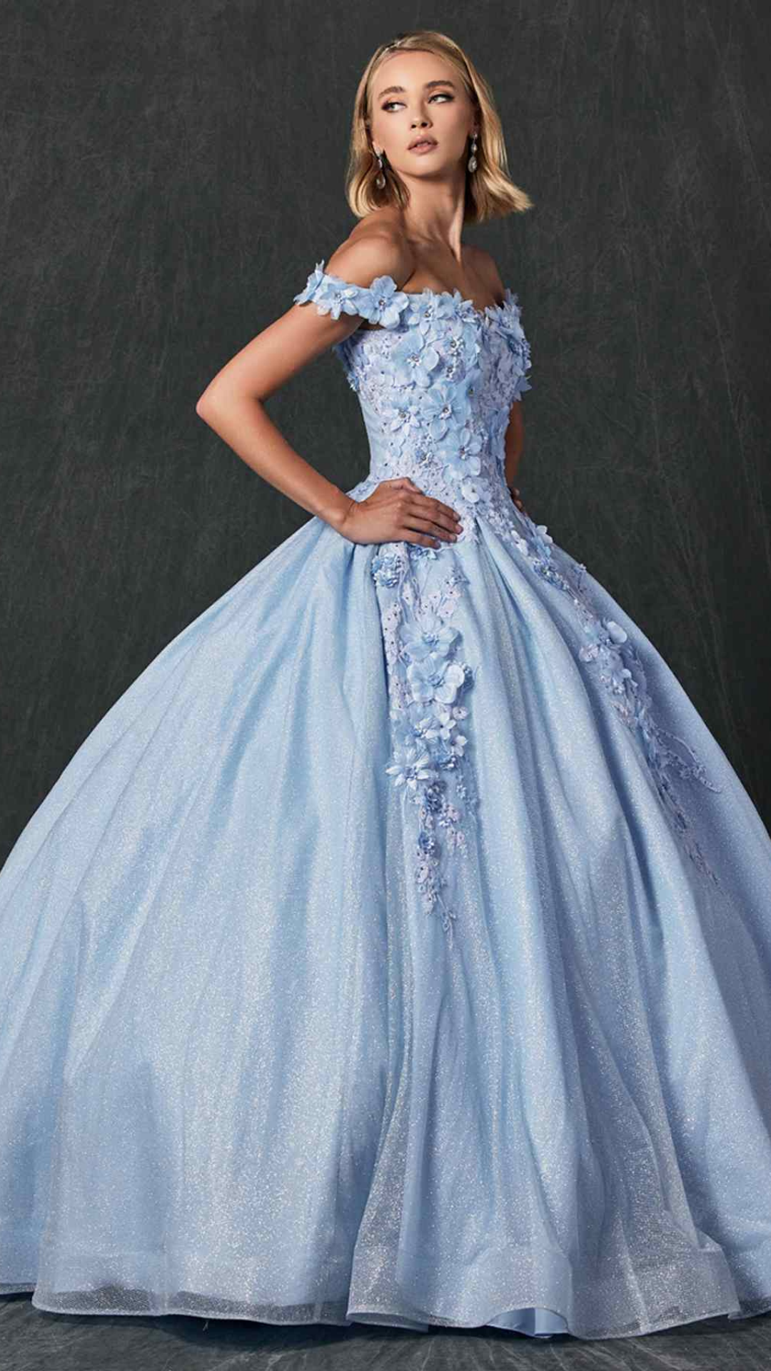 Vestido de quince años con aplicaciones de encaje claras