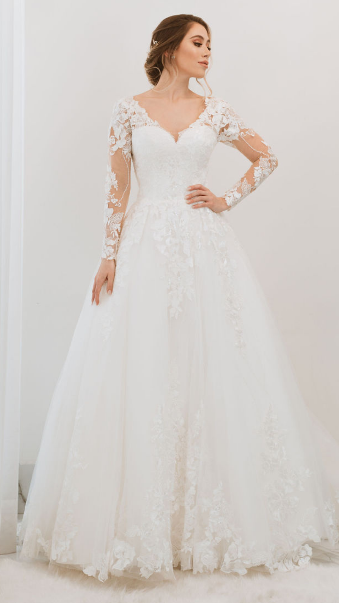 Vestido de novia con escote y encaje en mangas