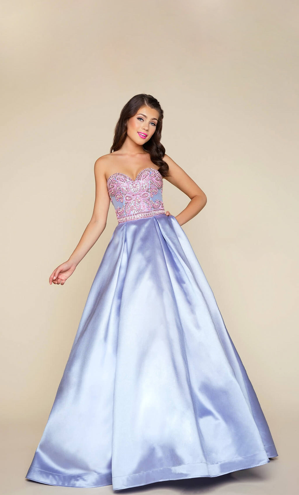 Vestido de satén liso con bordado de pedrería