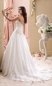Vestido de novia con bordado de encaje - Laila's Dress