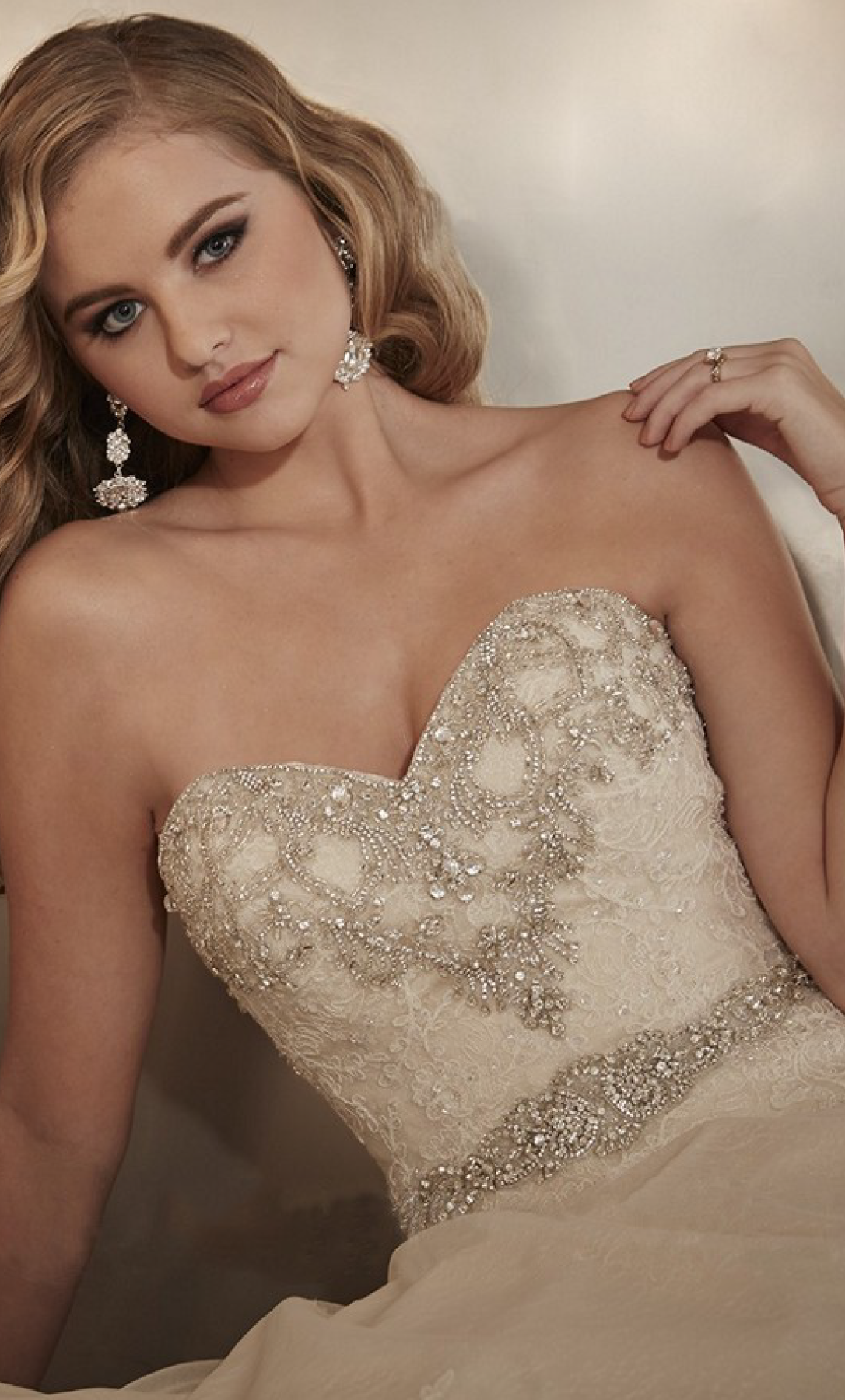 Vestido novia con abalorios plateados en escote - Laila's Dress