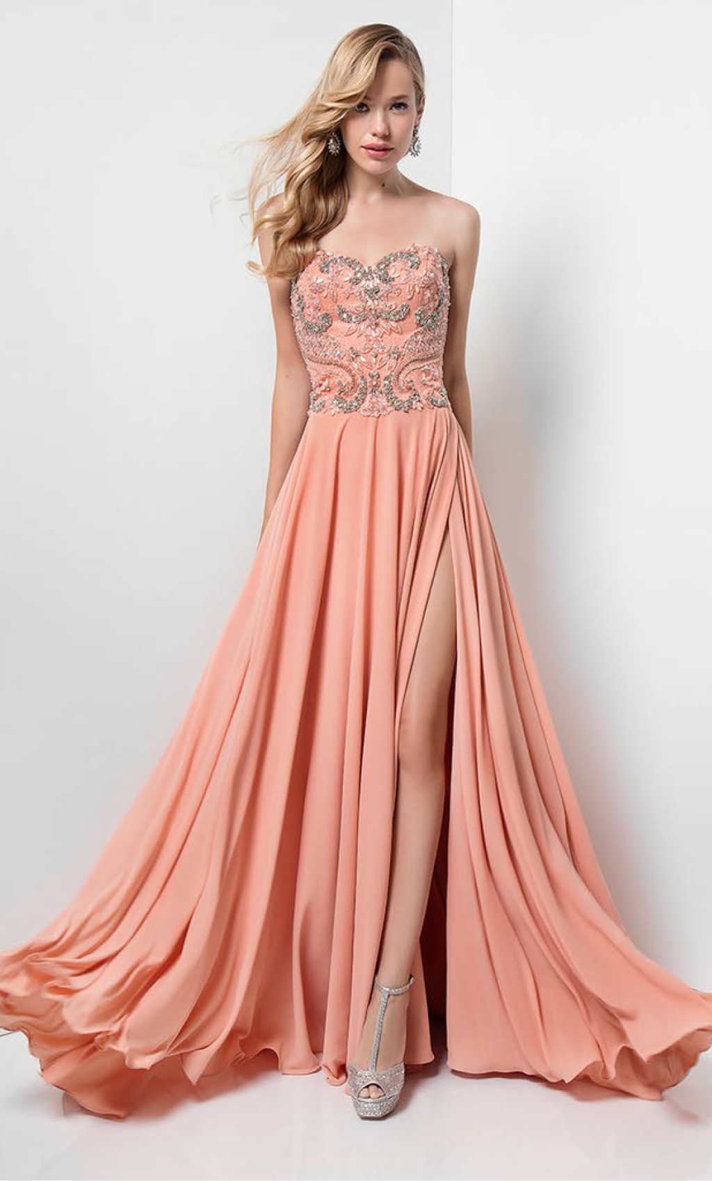 Vestido color blush sin tirantes con pedrería - Laila's Dress