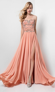 Vestido color blush sin tirantes con pedrería - Laila's Dress