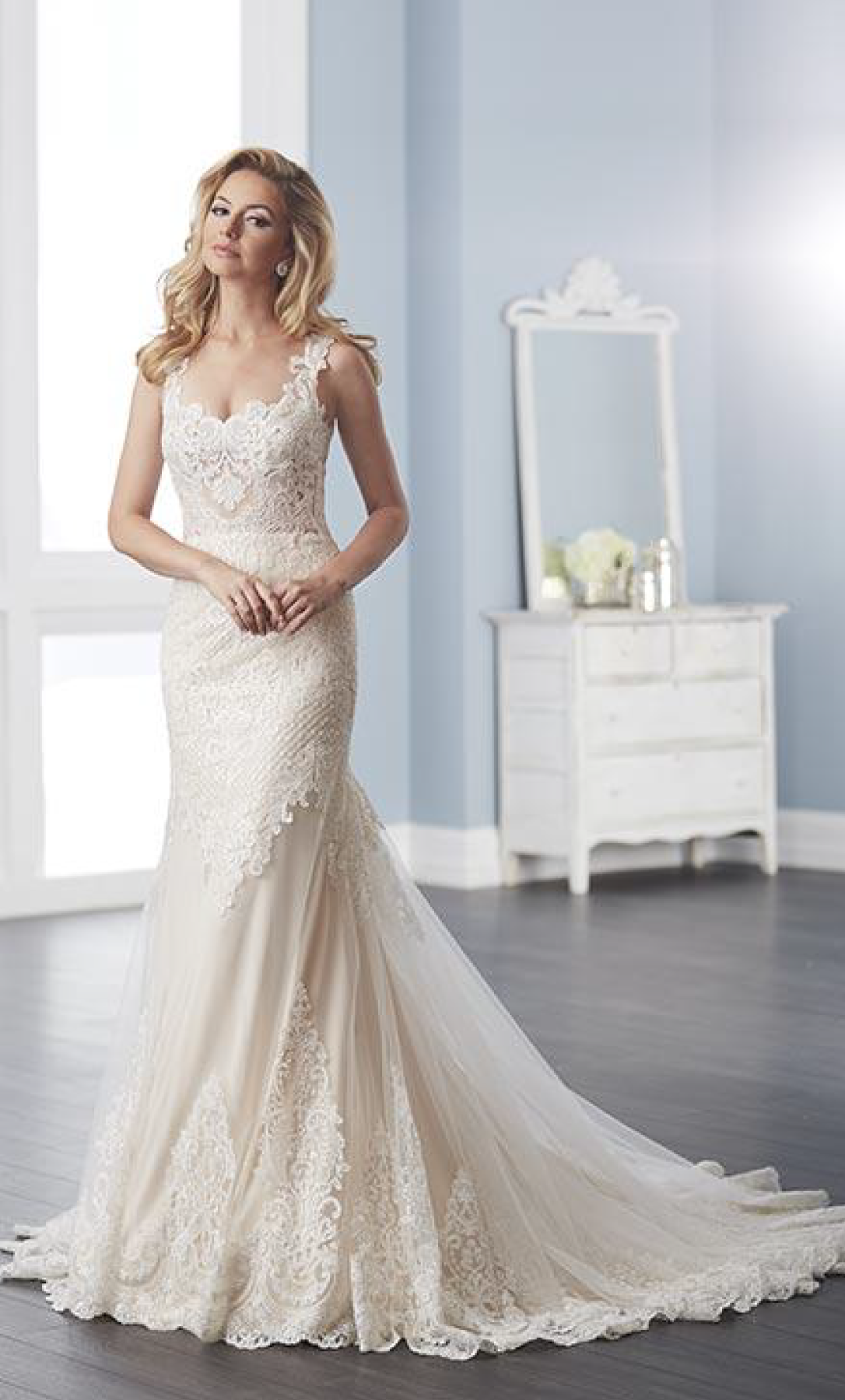 Vestido de novia de encaje español - Laila's Dress
