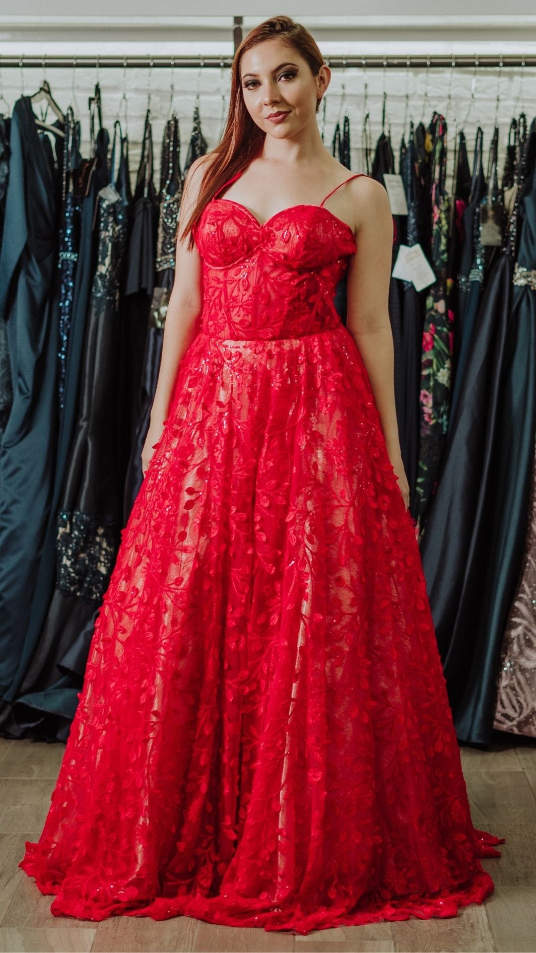 Vestido con diseño floral y transparencia en el abdomen