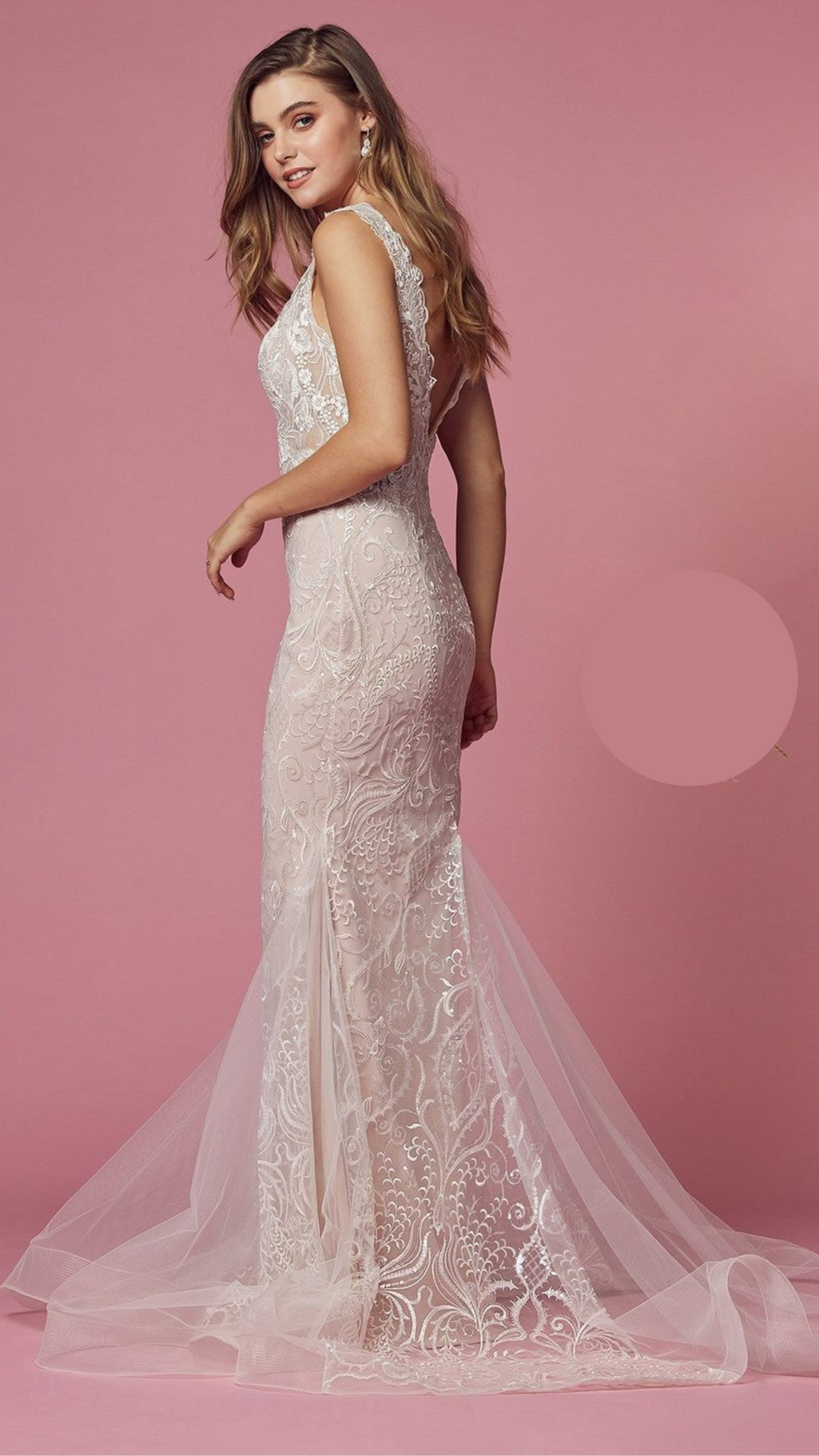 Vestido en tul con escote en v y aplicaciones de novia
