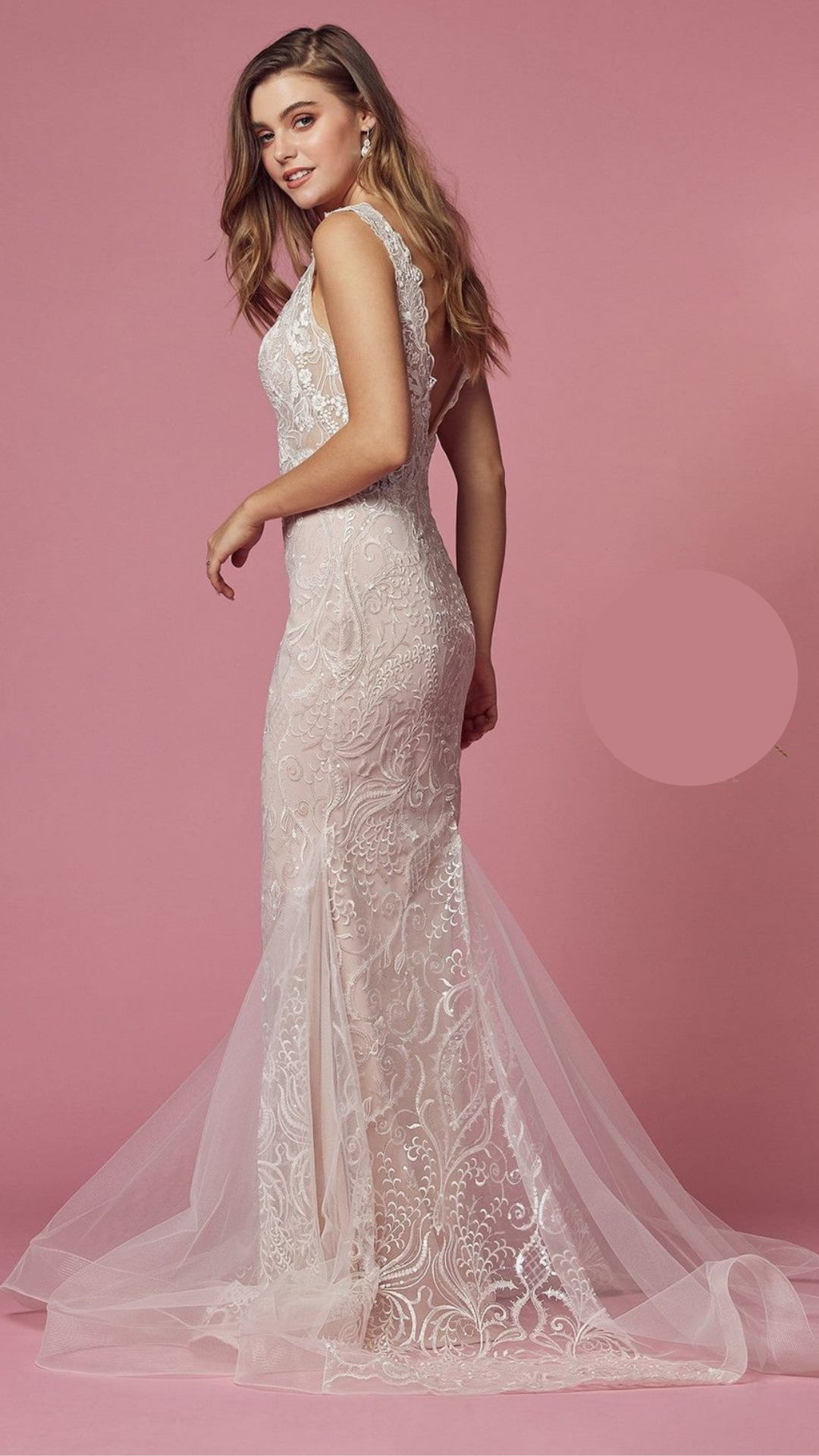 Vestido en tul con escote en v y aplicaciones de novia