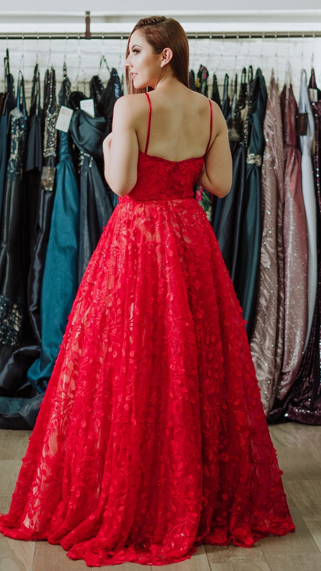 Vestido con diseño floral y transparencia en el abdomen