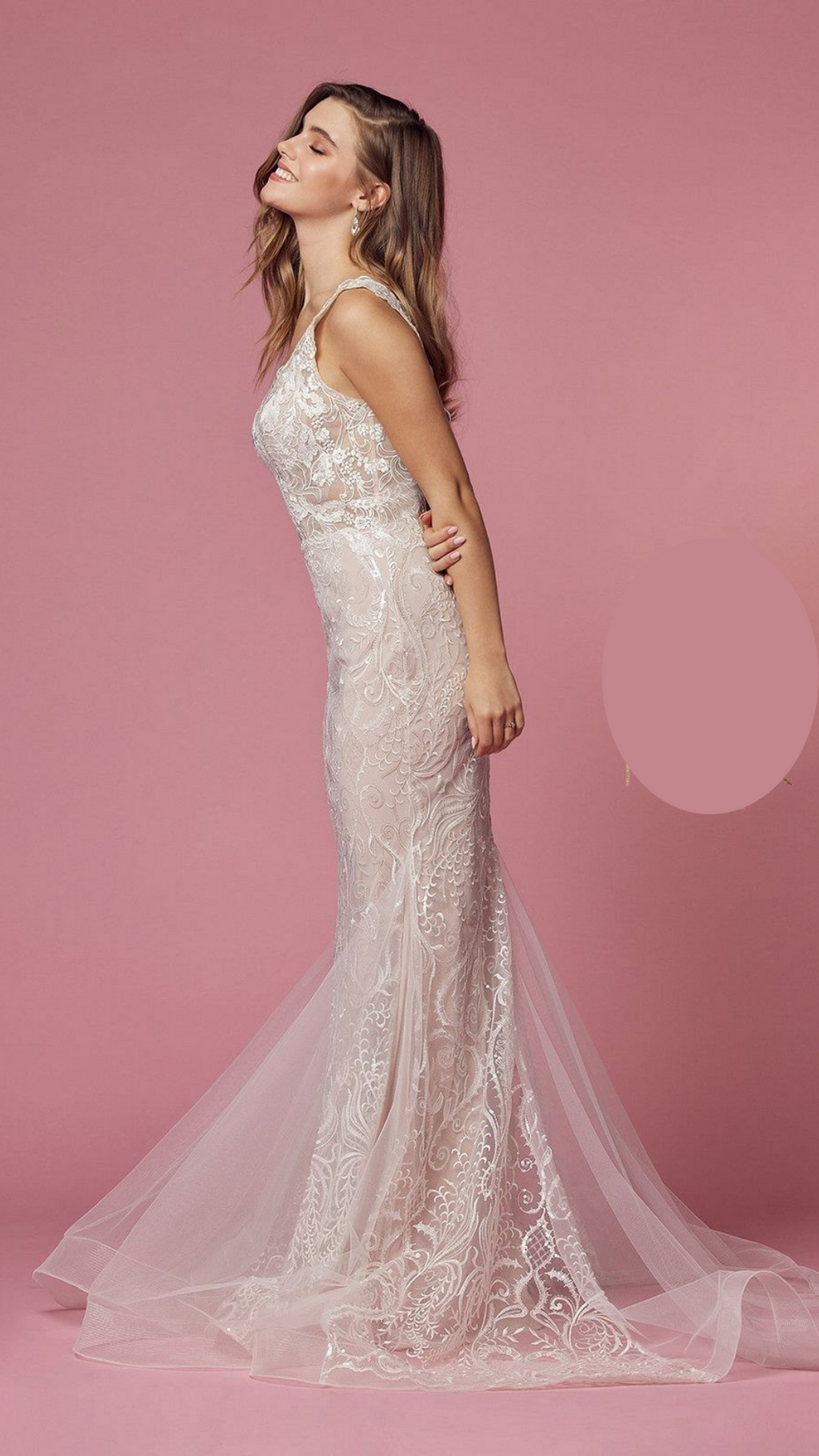 Vestido en tul con escote en v y aplicaciones de novia