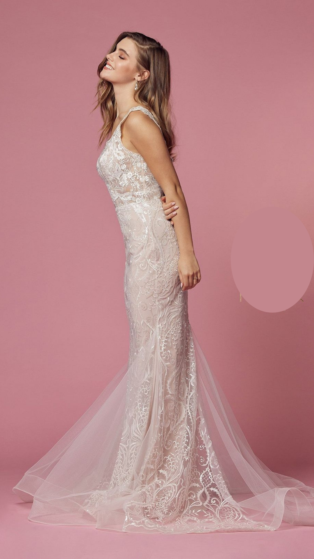 Vestido en tul con escote en v y aplicaciones de novia