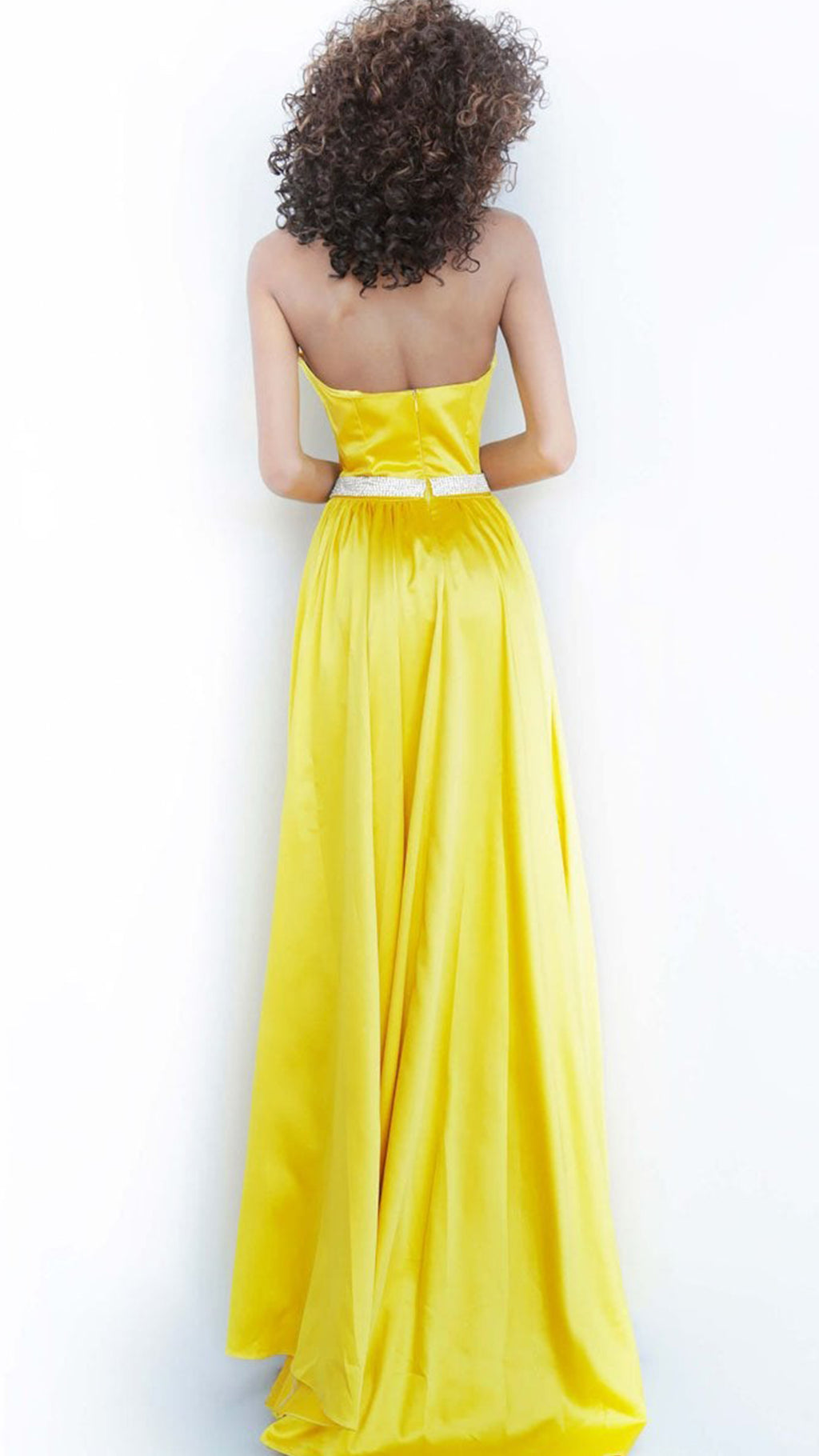 Vestido de satín linea A color Amarillo