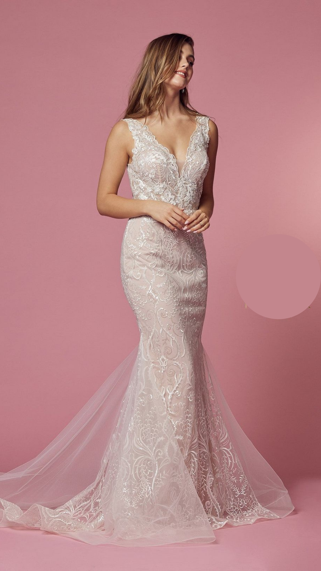 Vestido en tul con escote en v y aplicaciones de novia