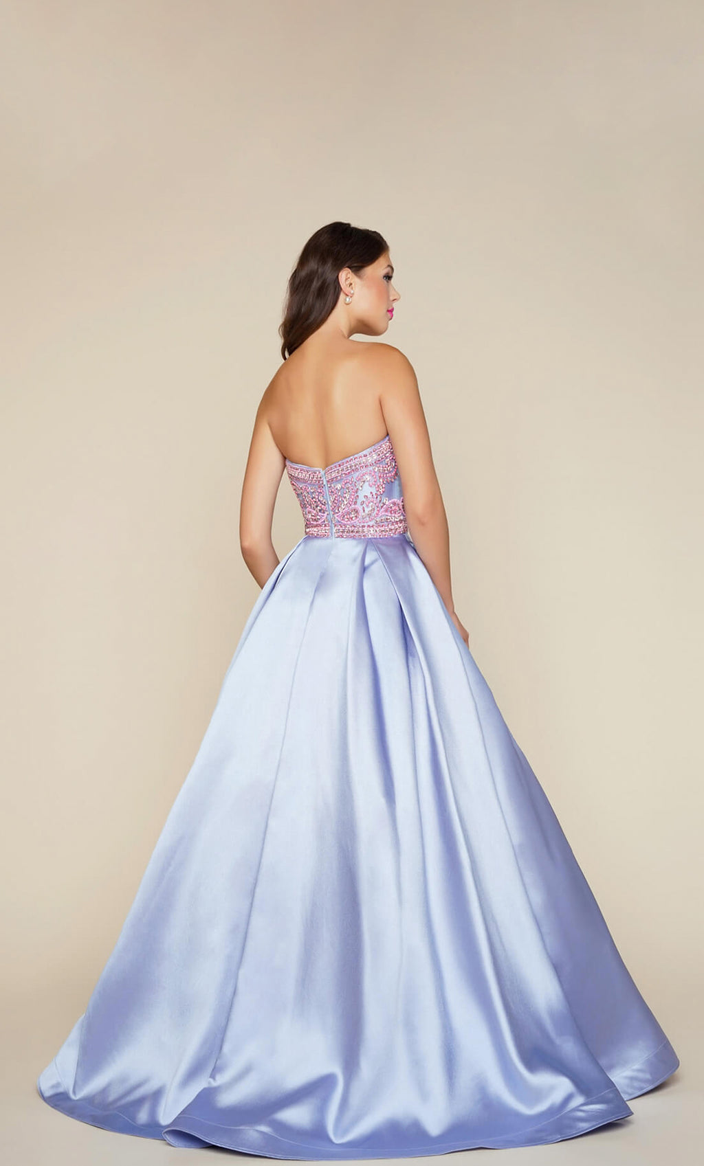 Vestido de satén liso con bordado de pedrería