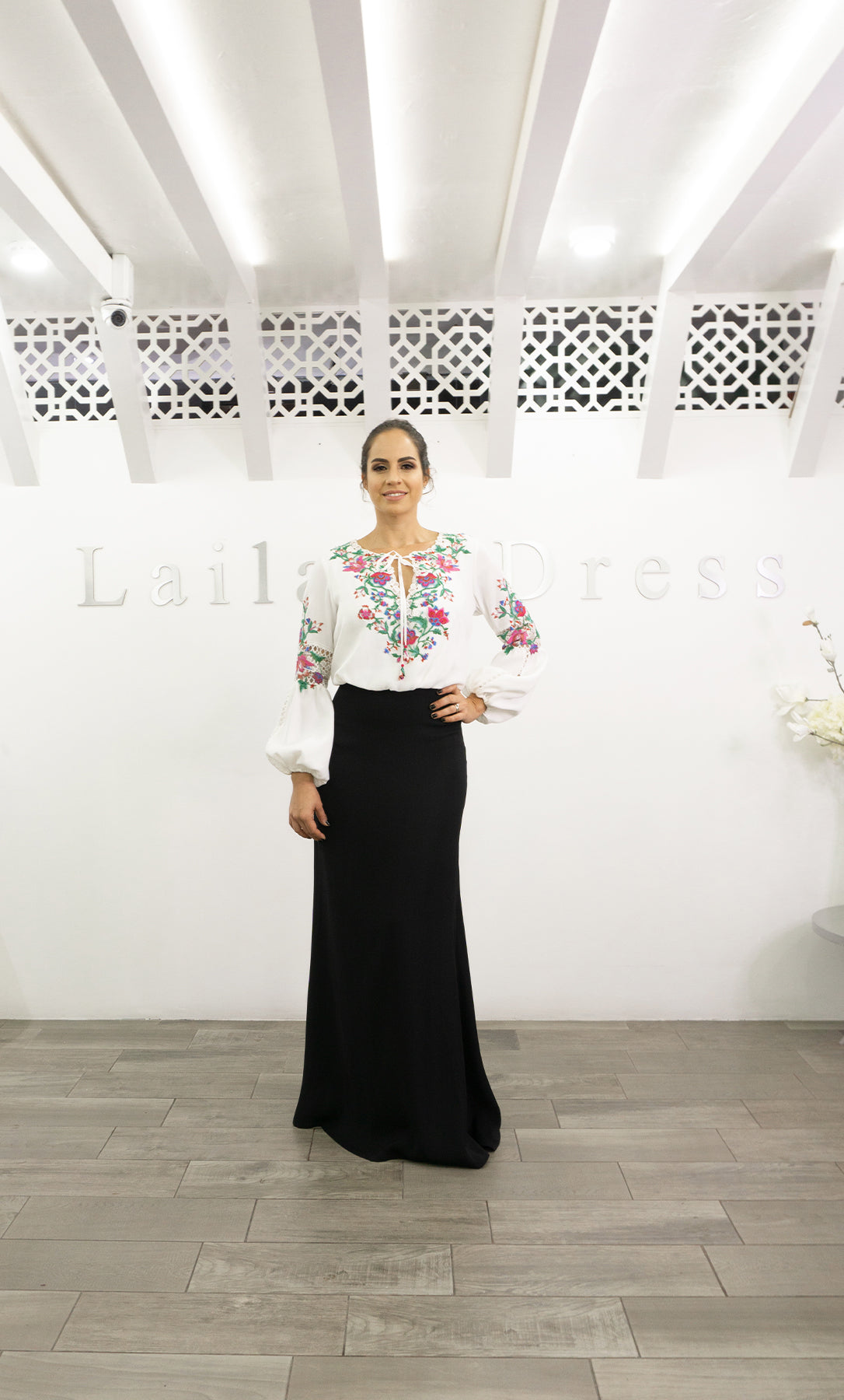 Vestido largo blanco y negro bordado