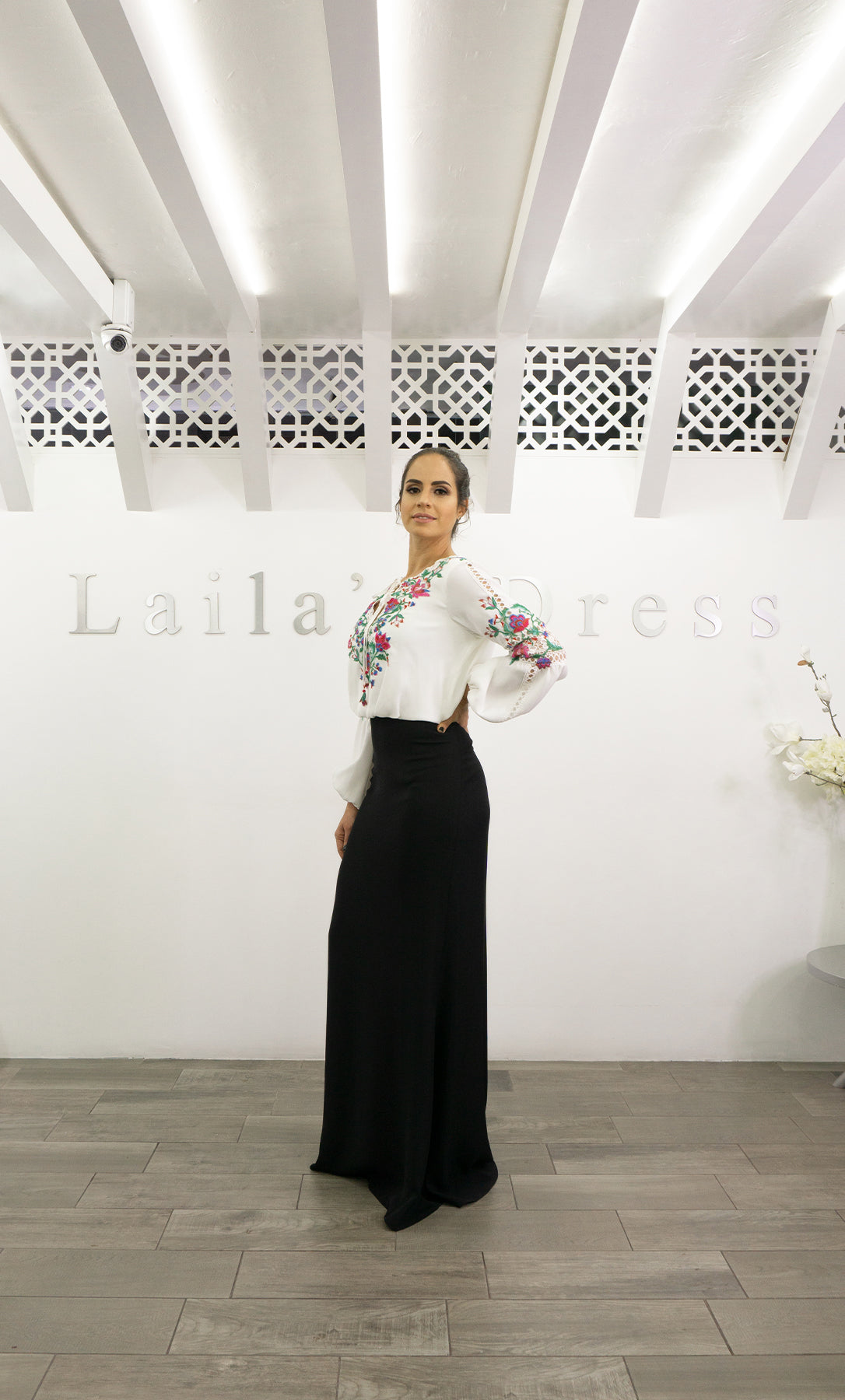 Vestido largo blanco y negro bordado