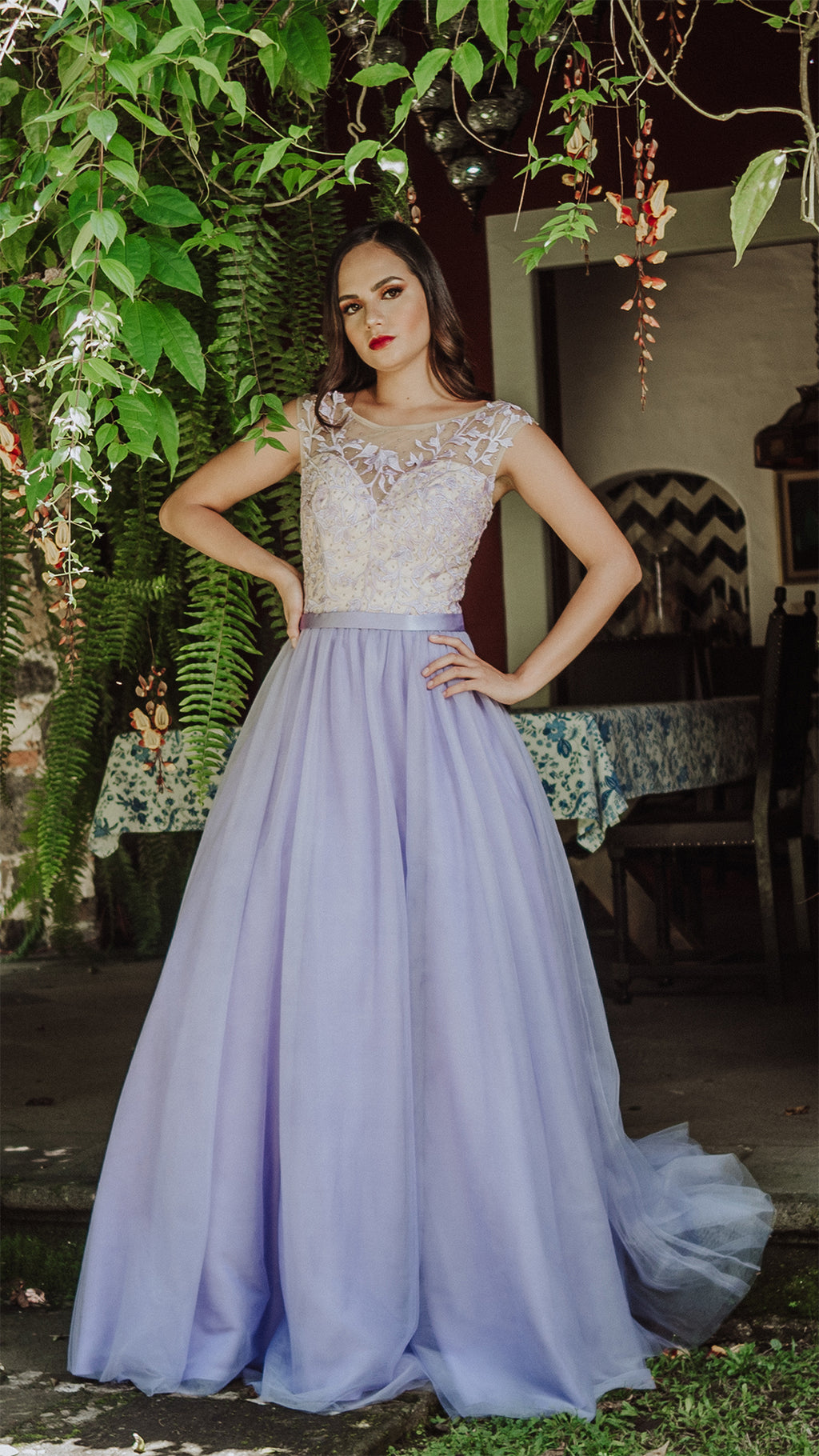 Vestido de satén liso con bordado de pedrería