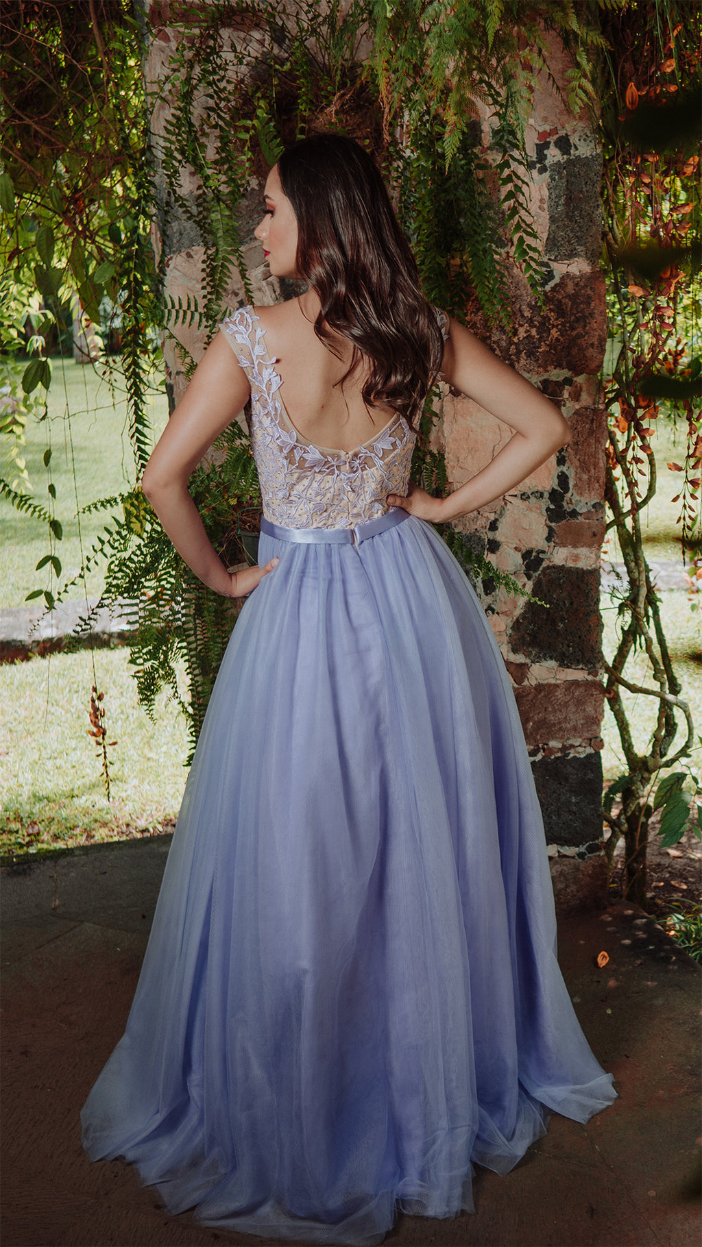Vestido de satén liso con bordado de pedrería