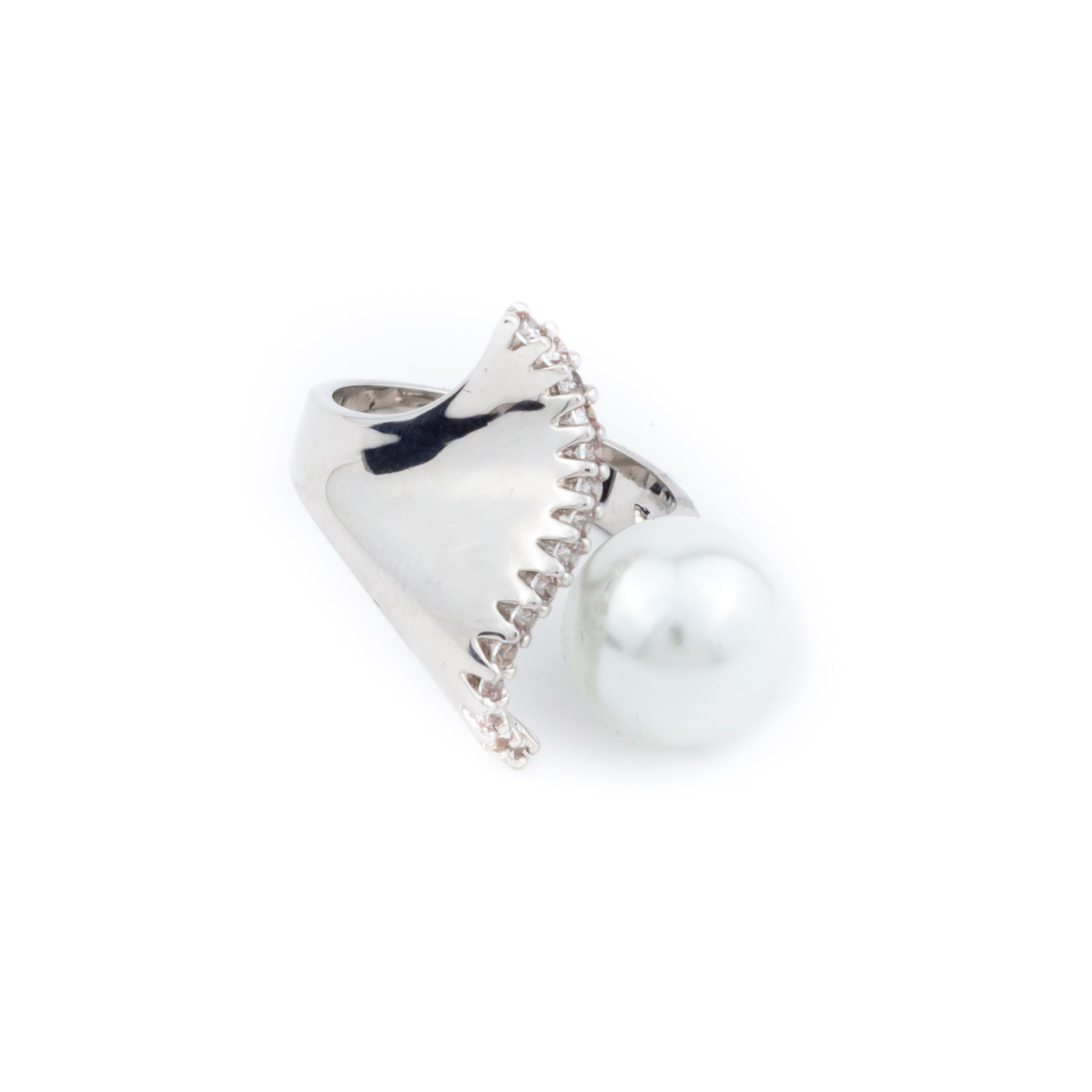 Anillo con perla envuelta en brillantes - Laila's Dress
