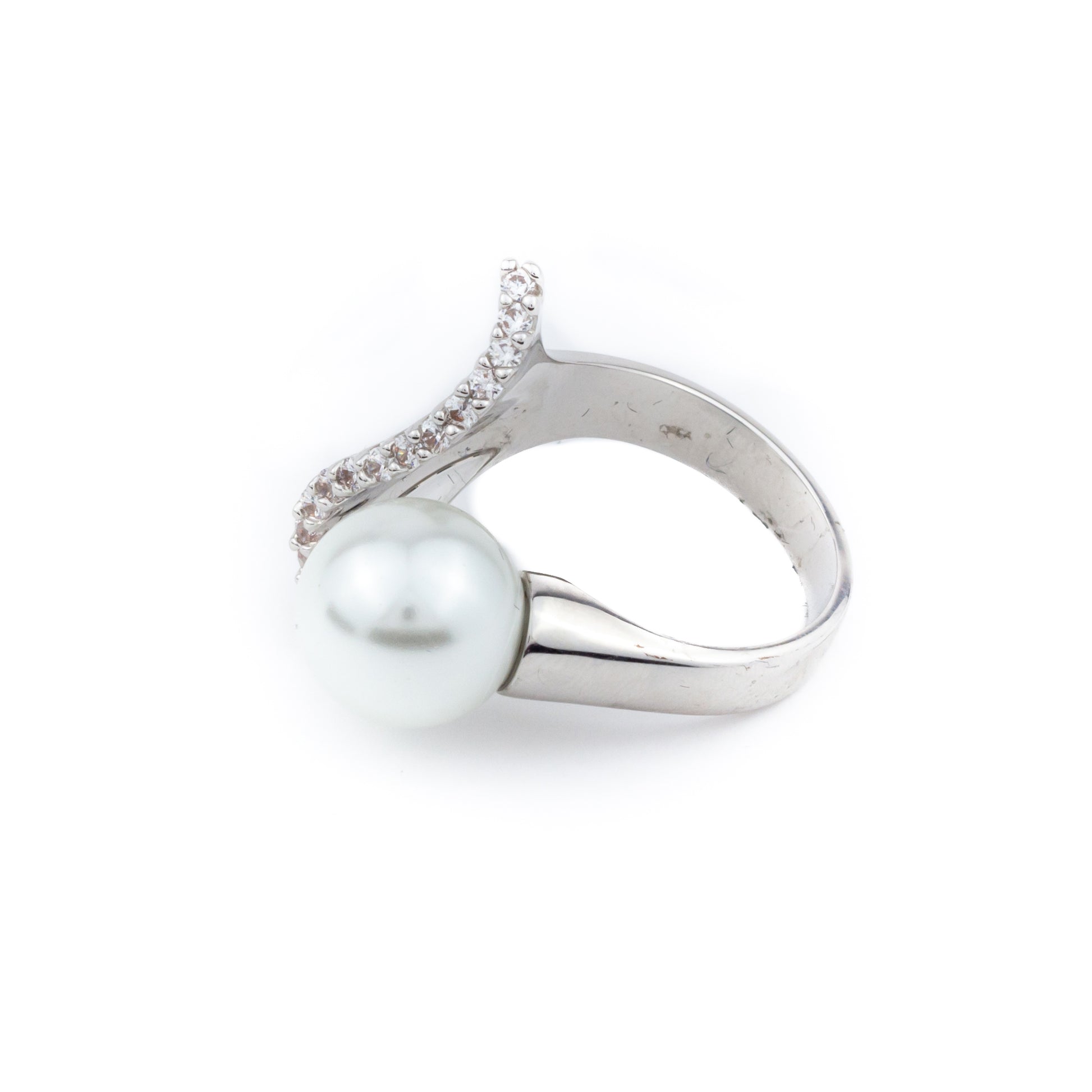 Anillo con perla envuelta en brillantes - Laila's Dress