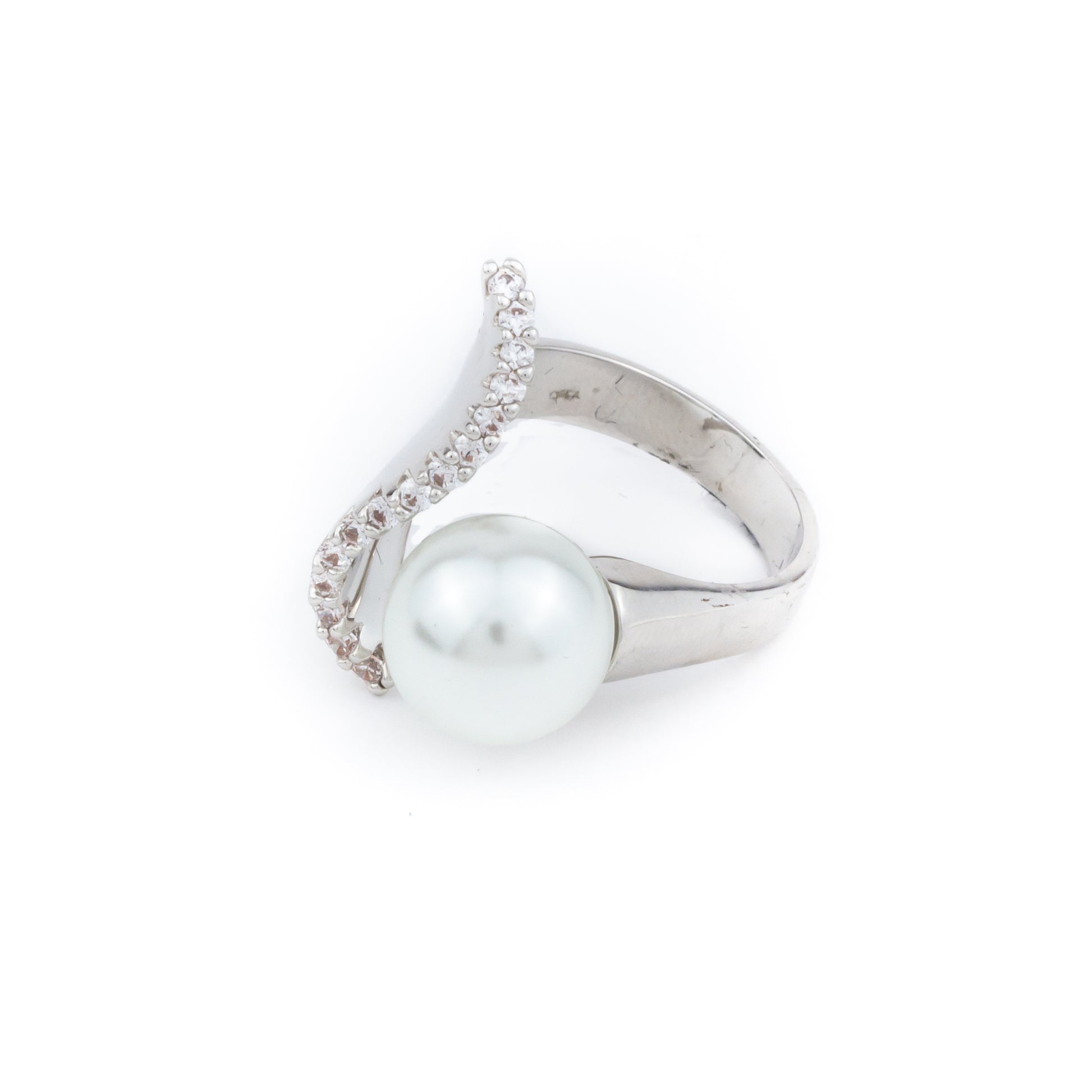 Anillo con perla envuelta en brillantes - Laila's Dress