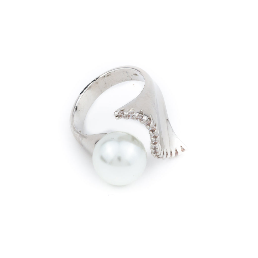 Anillo con perla envuelta en brillantes - Laila's Dress