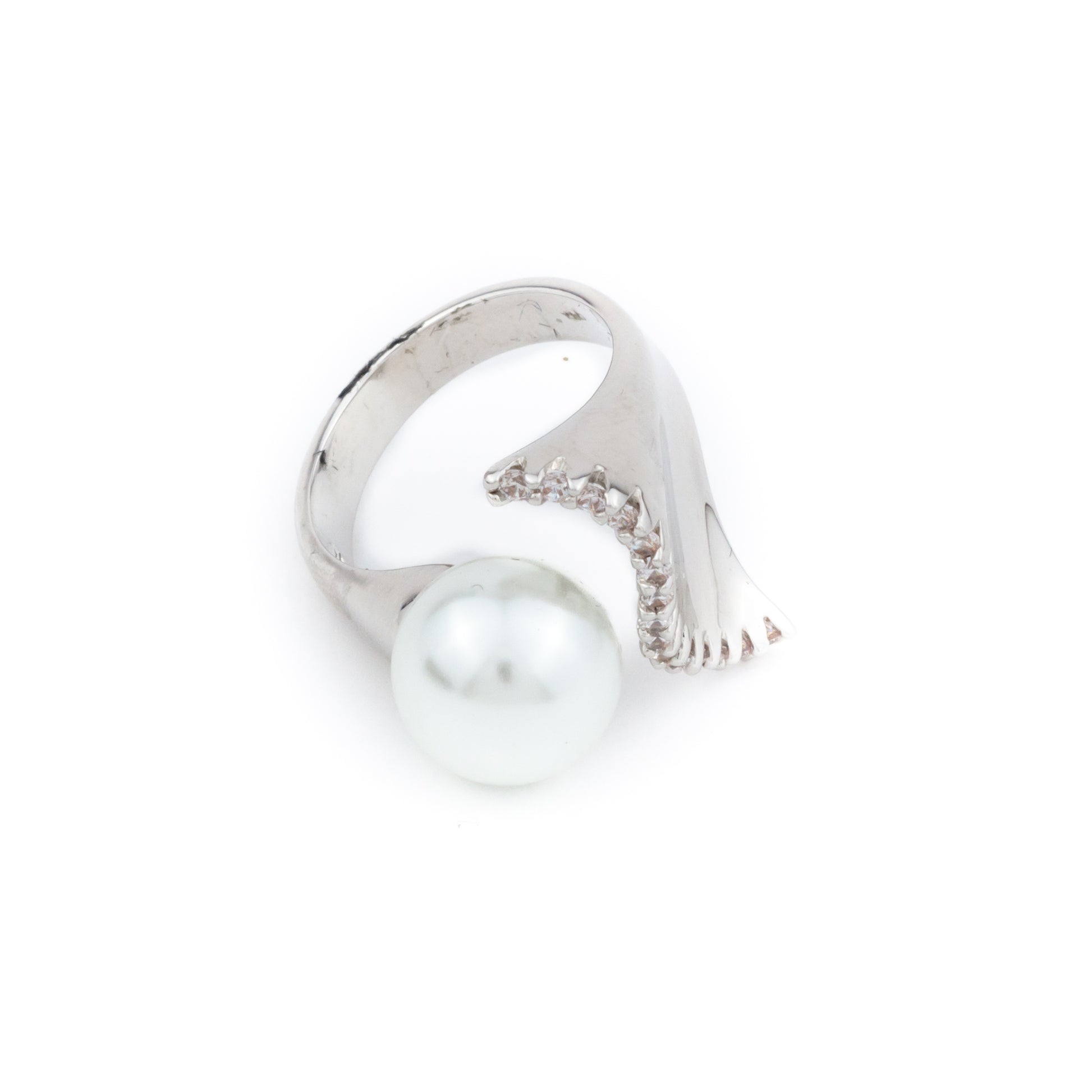 Anillo con perla envuelta en brillantes - Laila's Dress