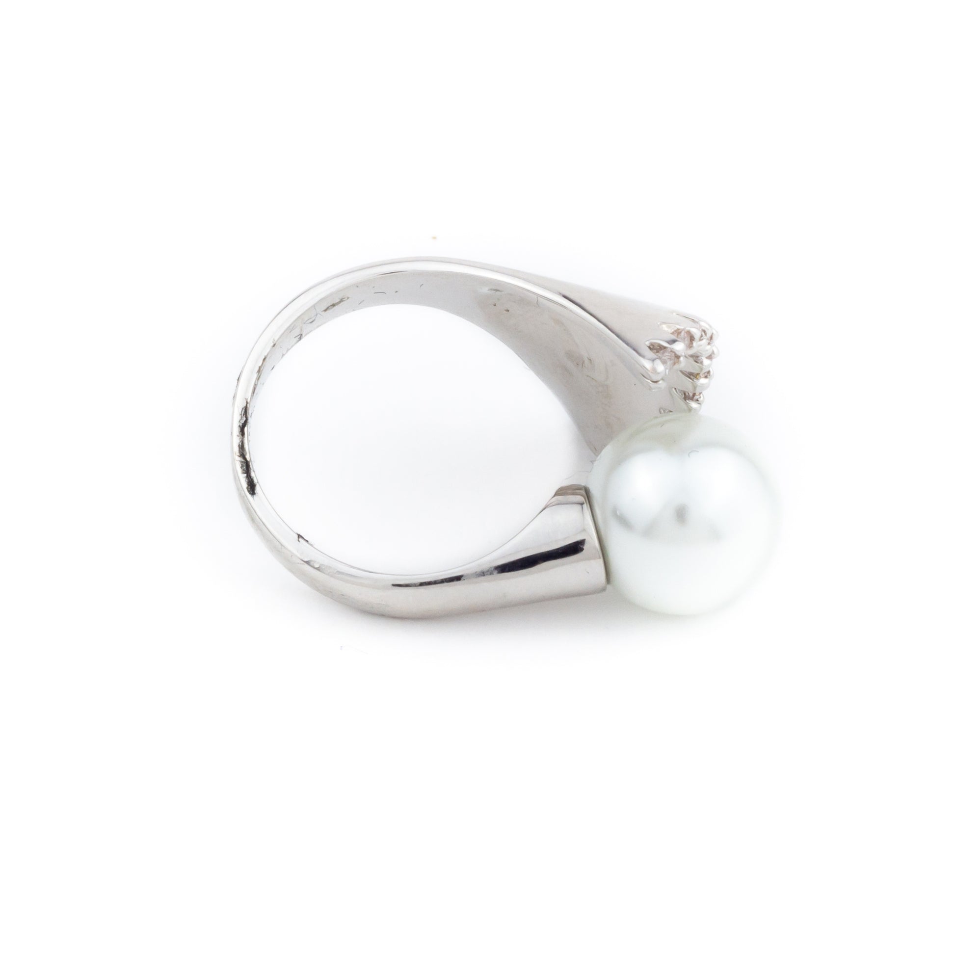 Anillo con perla envuelta en brillantes - Laila's Dress