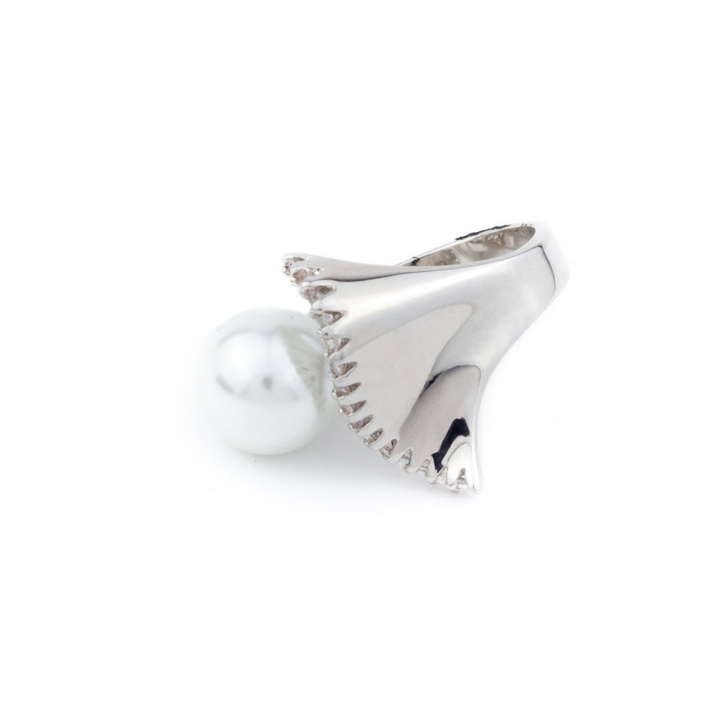Anillo con perla envuelta en brillantes - Laila's Dress