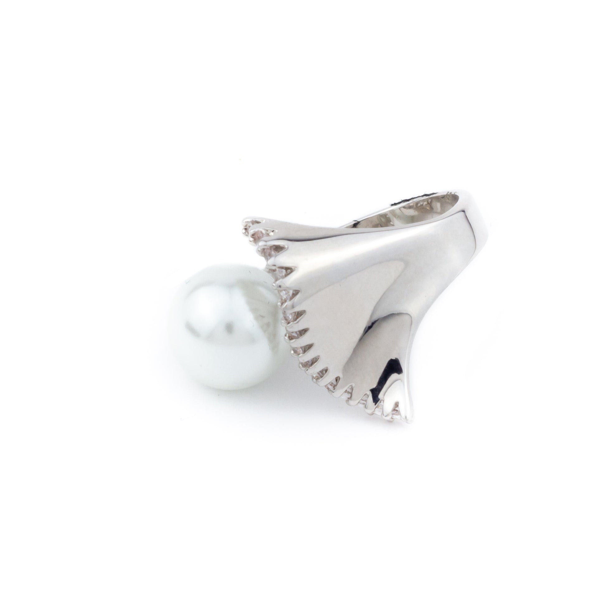 Anillo con perla envuelta en brillantes - Laila's Dress