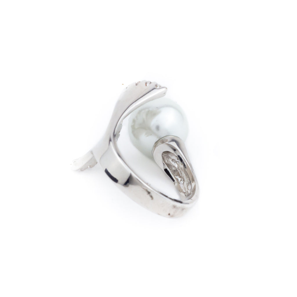 Anillo con perla envuelta en brillantes - Laila's Dress