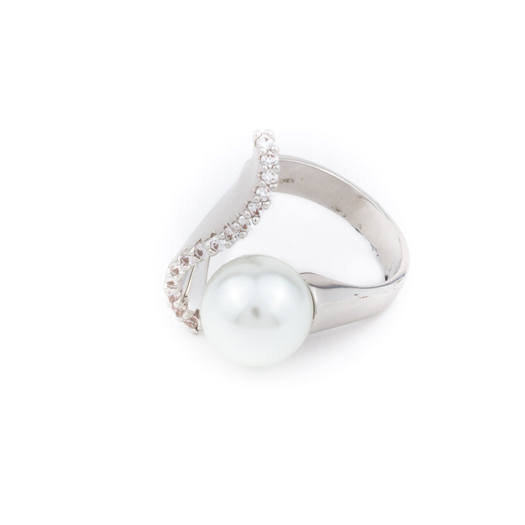 Anillo con perla envuelta en brillantes - Laila's Dress