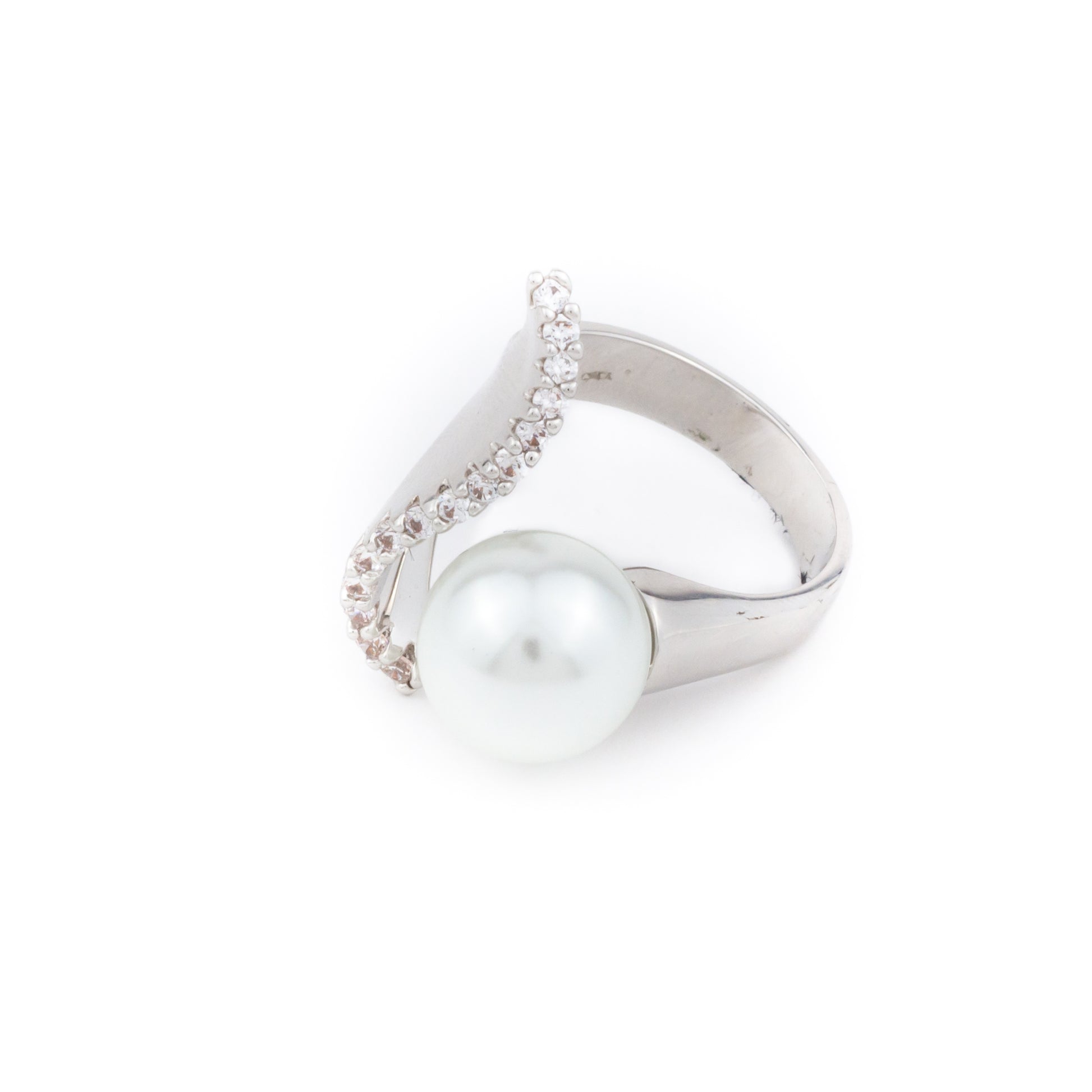 Anillo con perla envuelta en brillantes - Laila's Dress