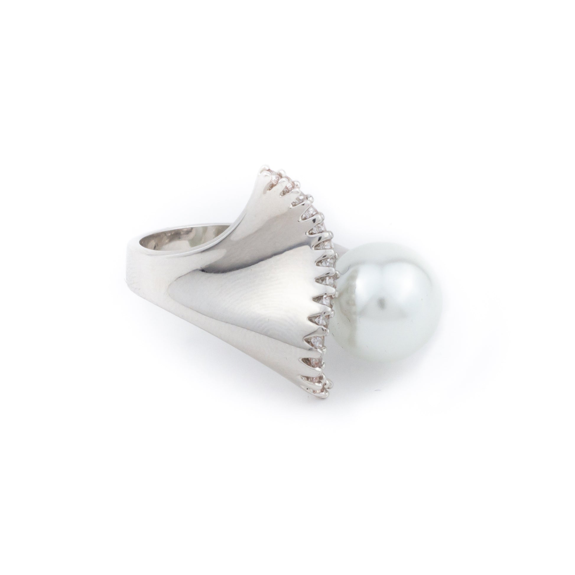 Anillo con perla envuelta en brillantes - Laila's Dress