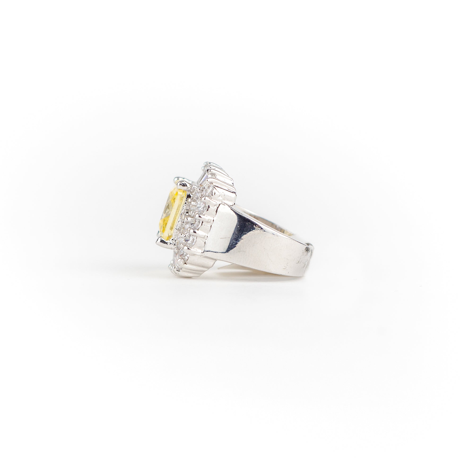Anillo ancho con piedra amarilla - Laila's Dress