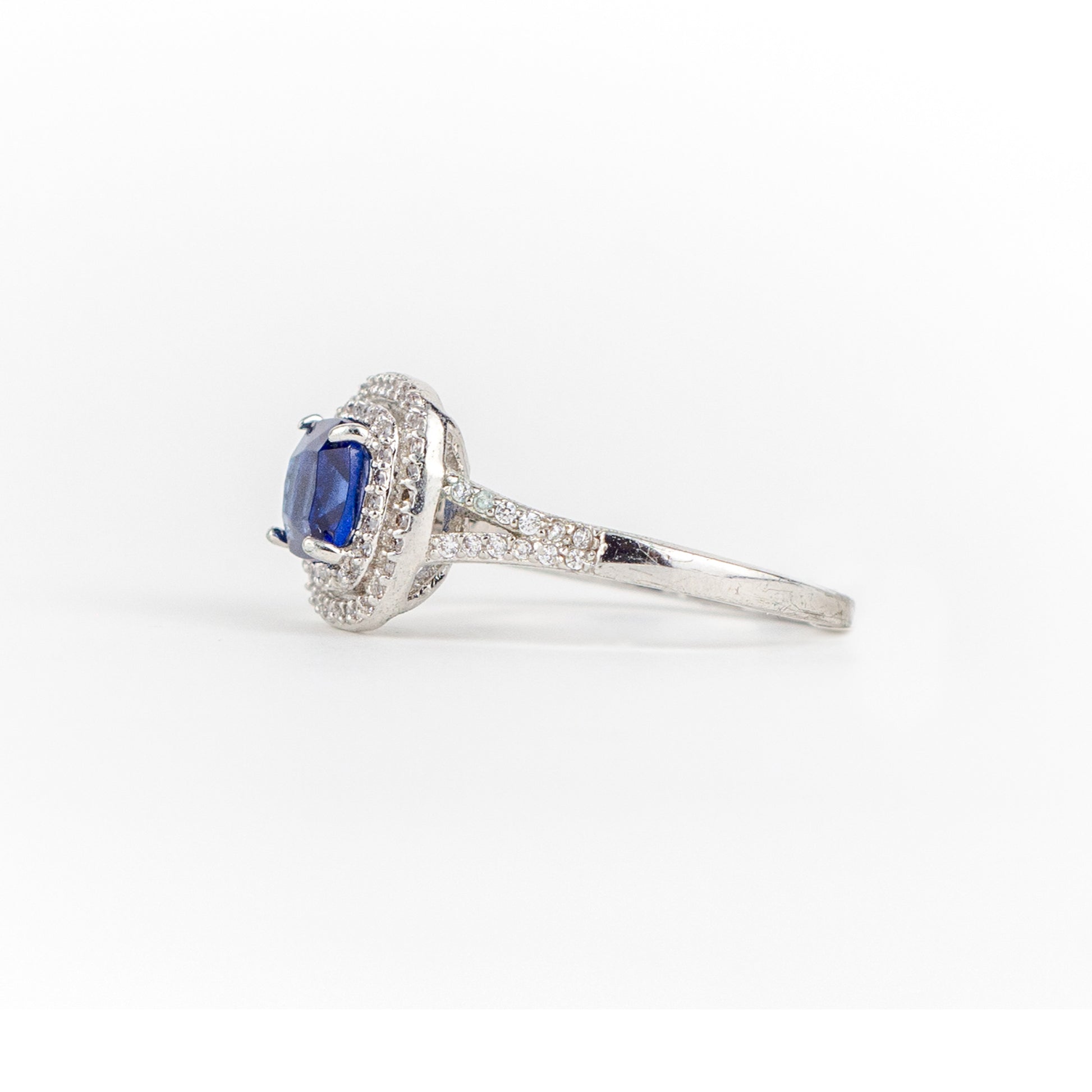 Anillo plateado con piedra azul - Laila's Dress