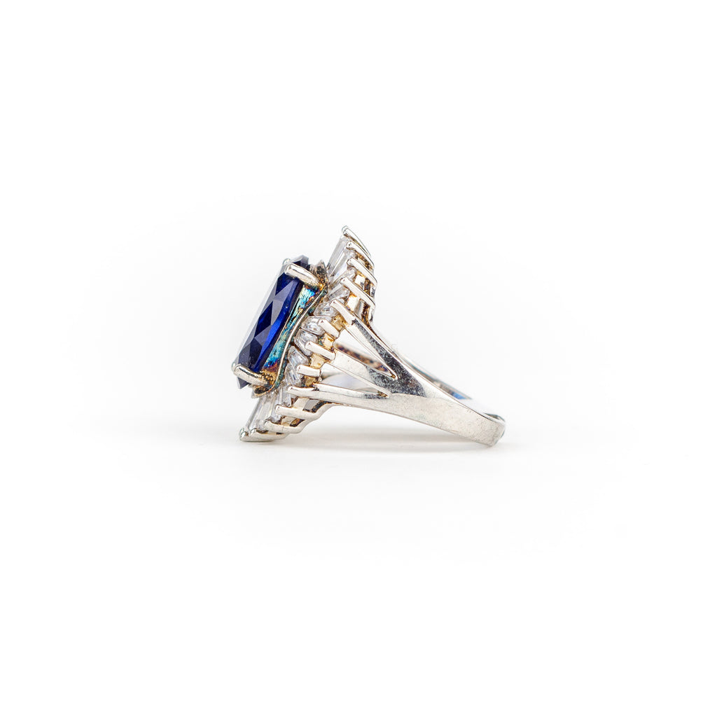 Anillo redondo con piedra azul zafiro - Laila's Dress