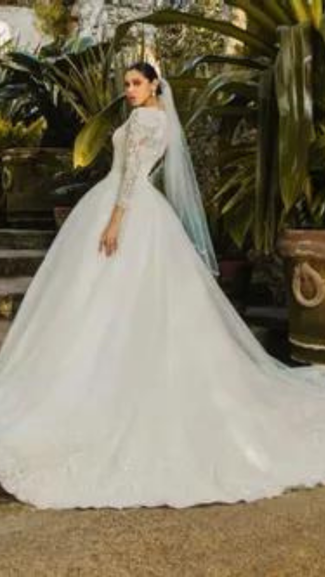 Vestido de novia  con aplicaciones bordadas