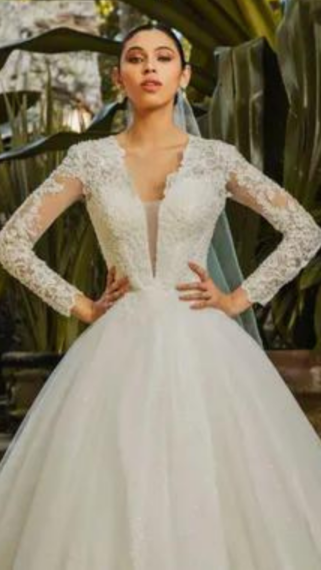 Vestido de novia  con aplicaciones bordadas