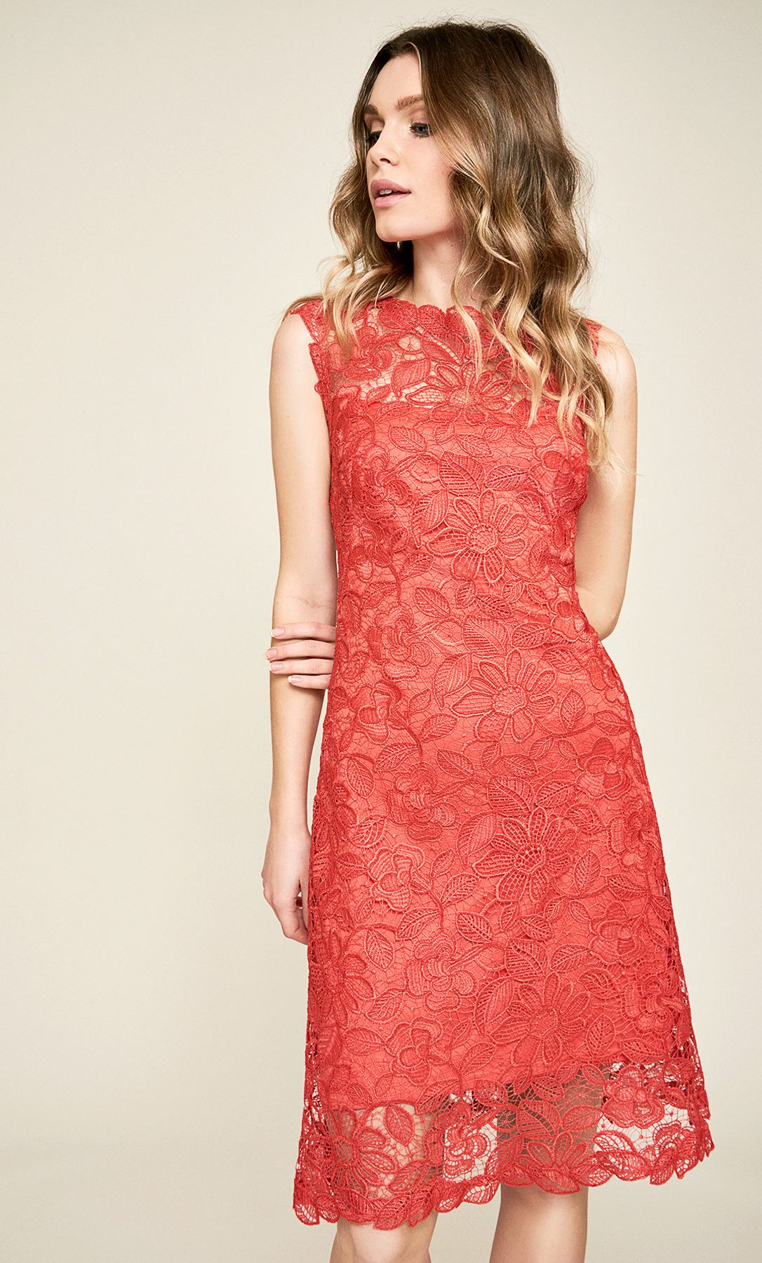 Vestido corto rojo con cuello redondo - Laila's Dress