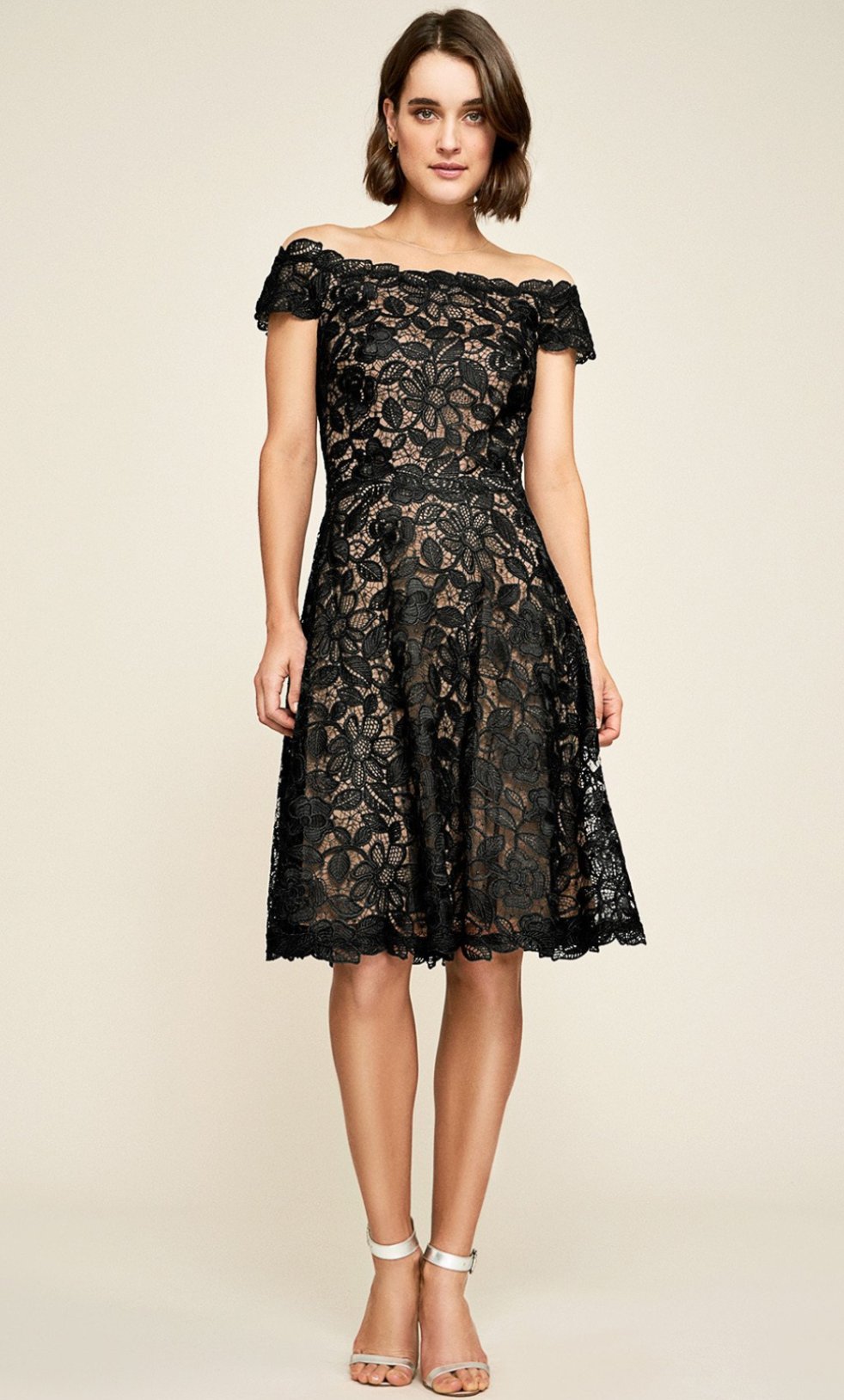 Vestido negro corto con escote en hombros - Laila's Dress