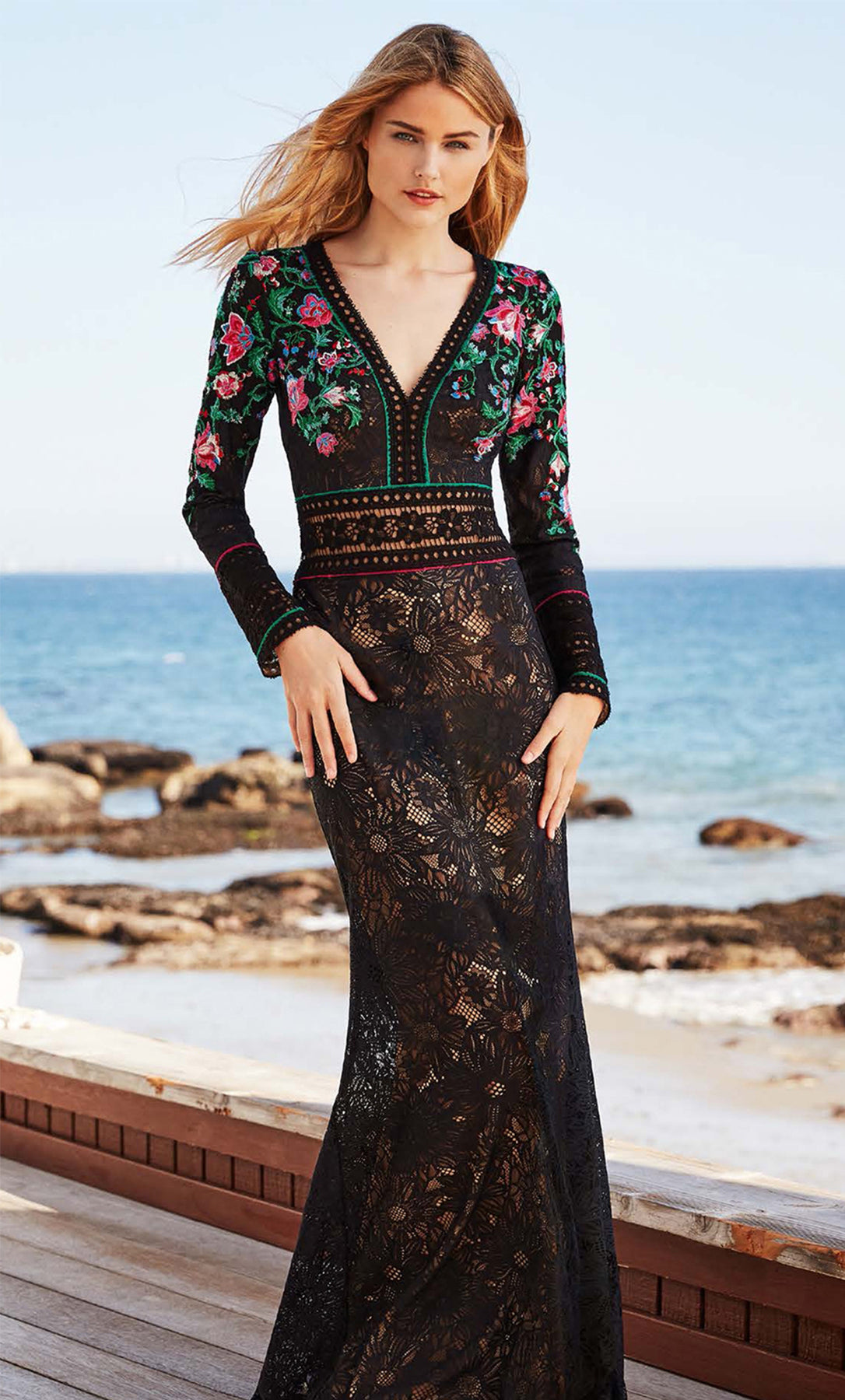 Vestido negro con bordado floral multicolor - Laila's Dress