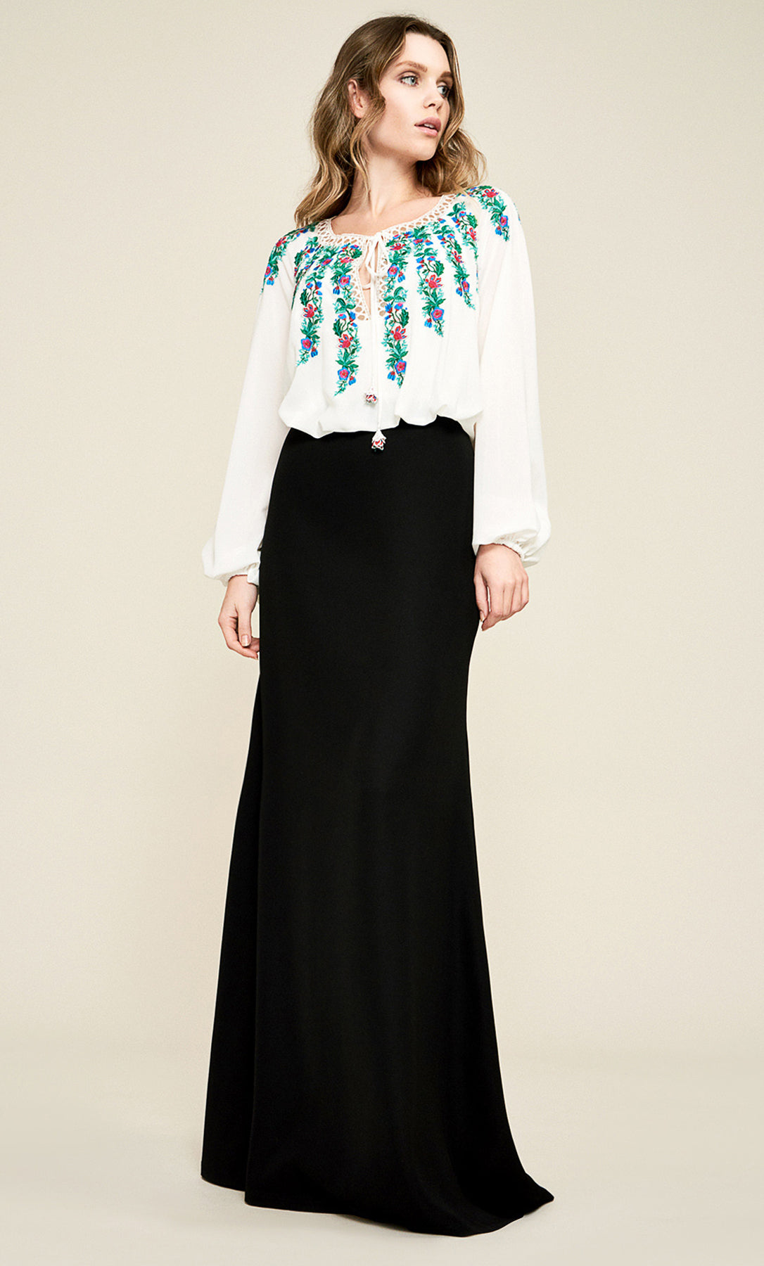 Vestido largo blanco y negro con bordado floral - Laila's Dress