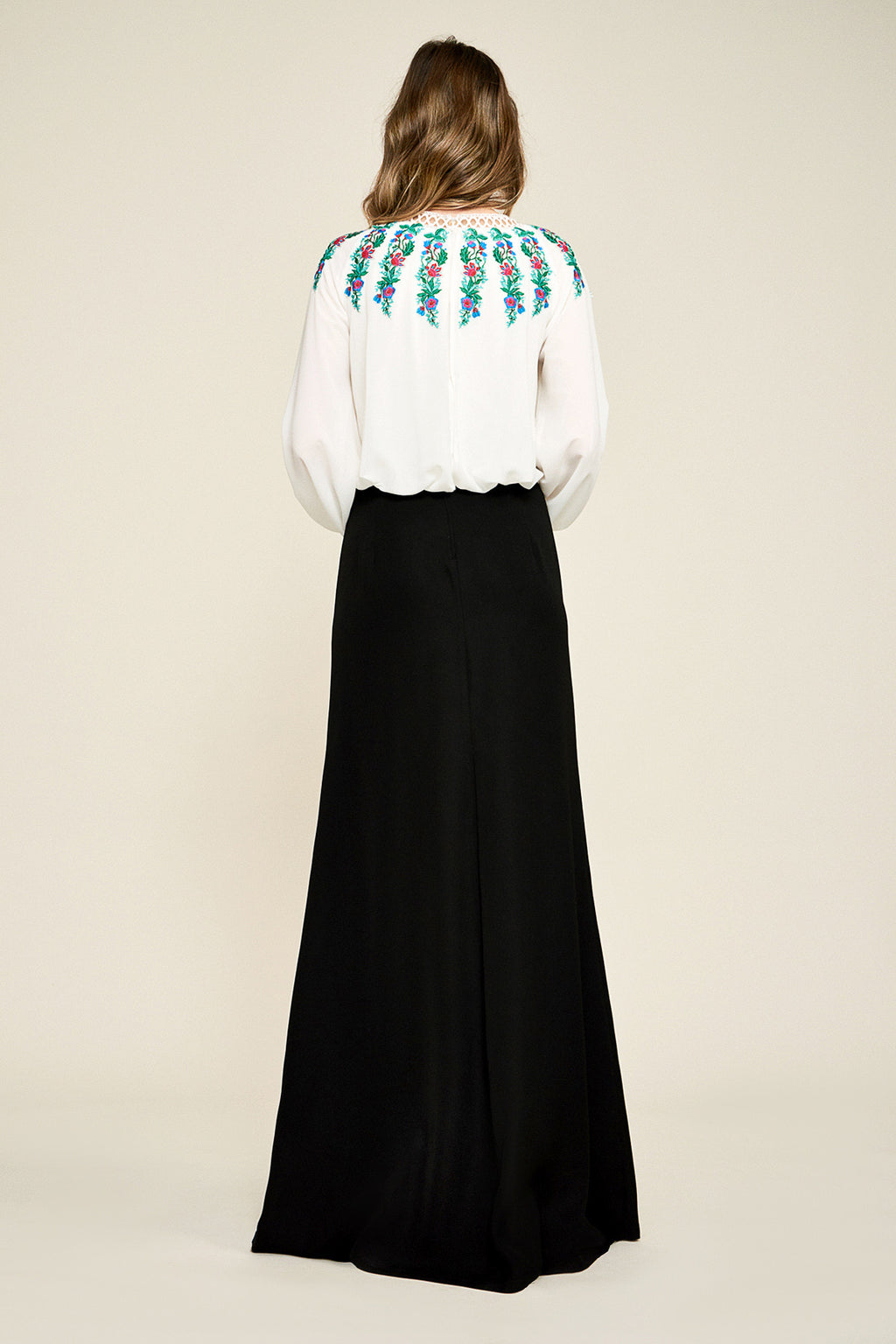 Vestido largo blanco y negro con bordado floral - Laila's Dress