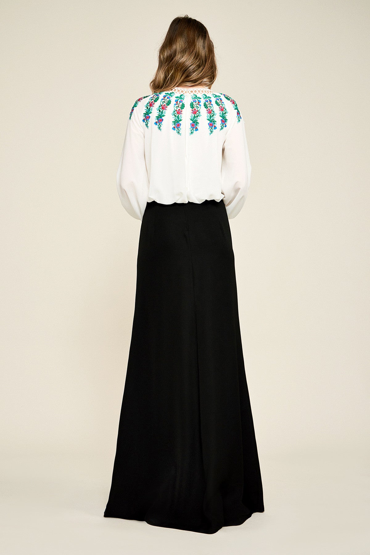 Vestido largo blanco y negro con bordado floral - Laila's Dress