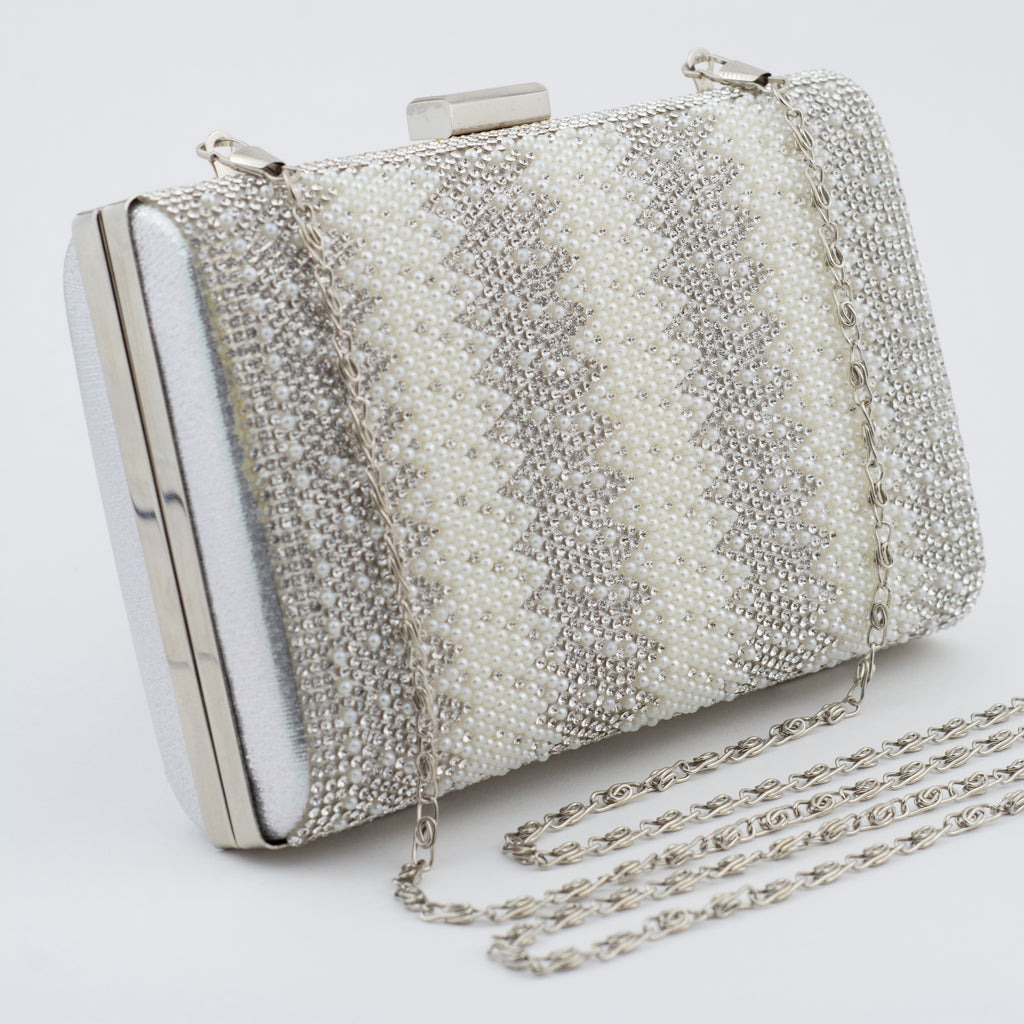 Bolsa de mano plateada con pedrería y perlas - Laila's Dress